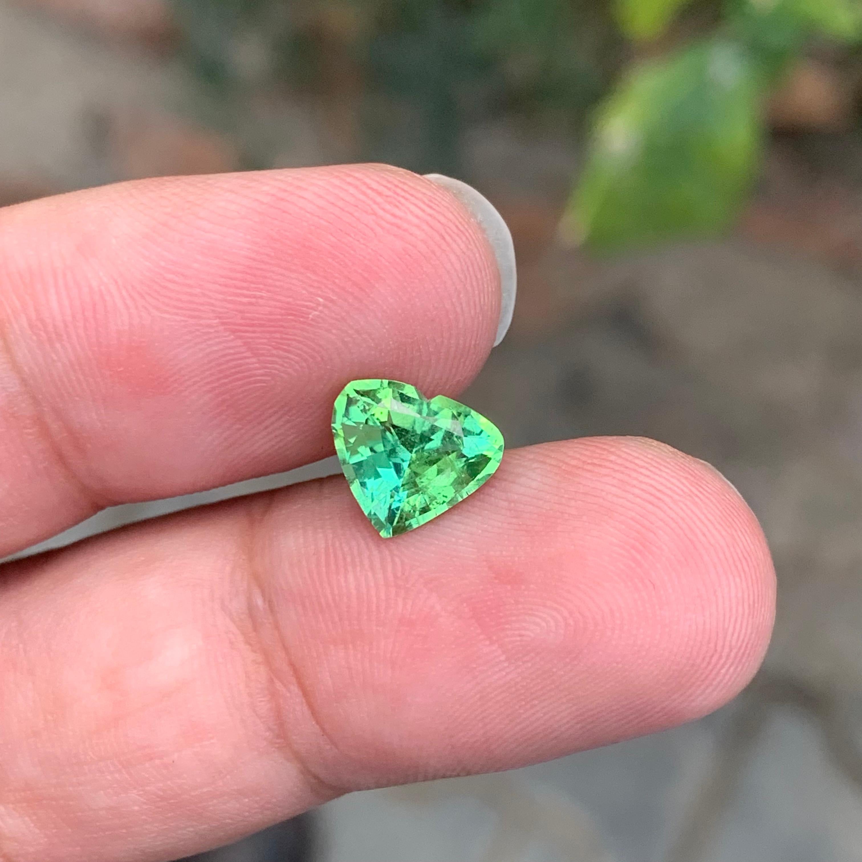 1.95 Carat Natural Loose Green Tourmaline Heart Shape Gemstone (Tourmaline verte en forme de coeur) Neuf - En vente à Peshawar, PK