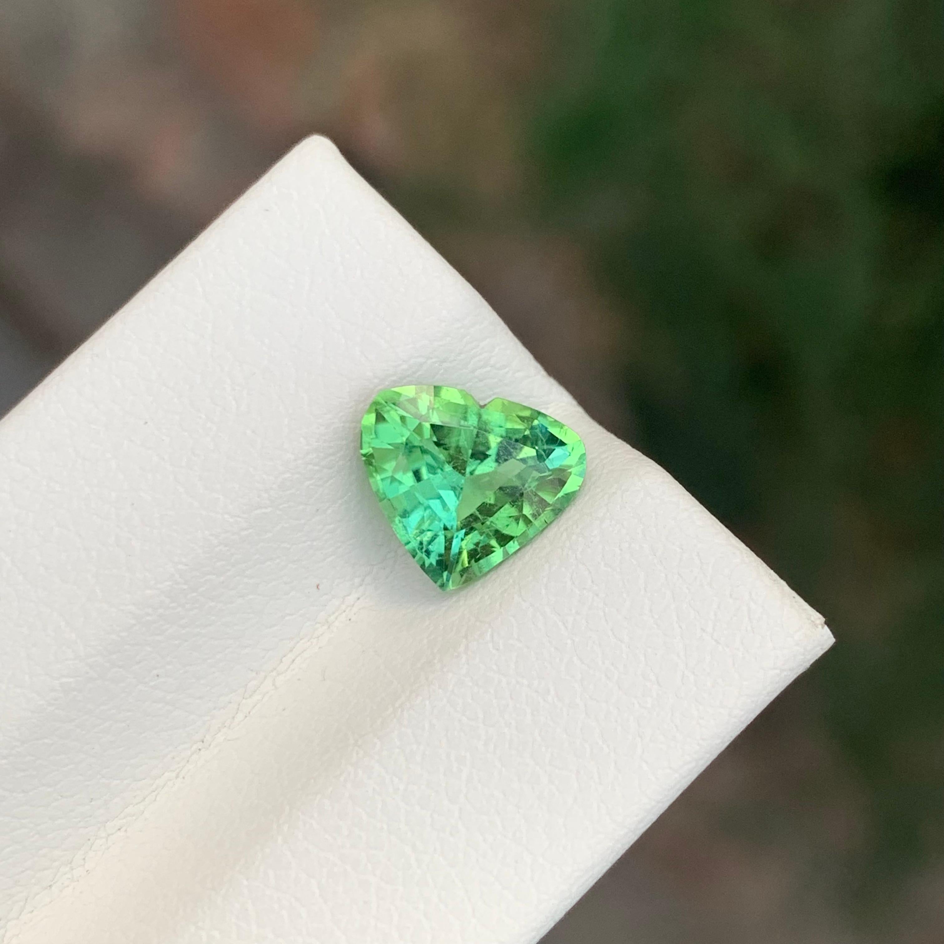 1.95 Carat Natural Loose Green Tourmaline Heart Shape Gemstone (Tourmaline verte en forme de coeur) Unisexe en vente