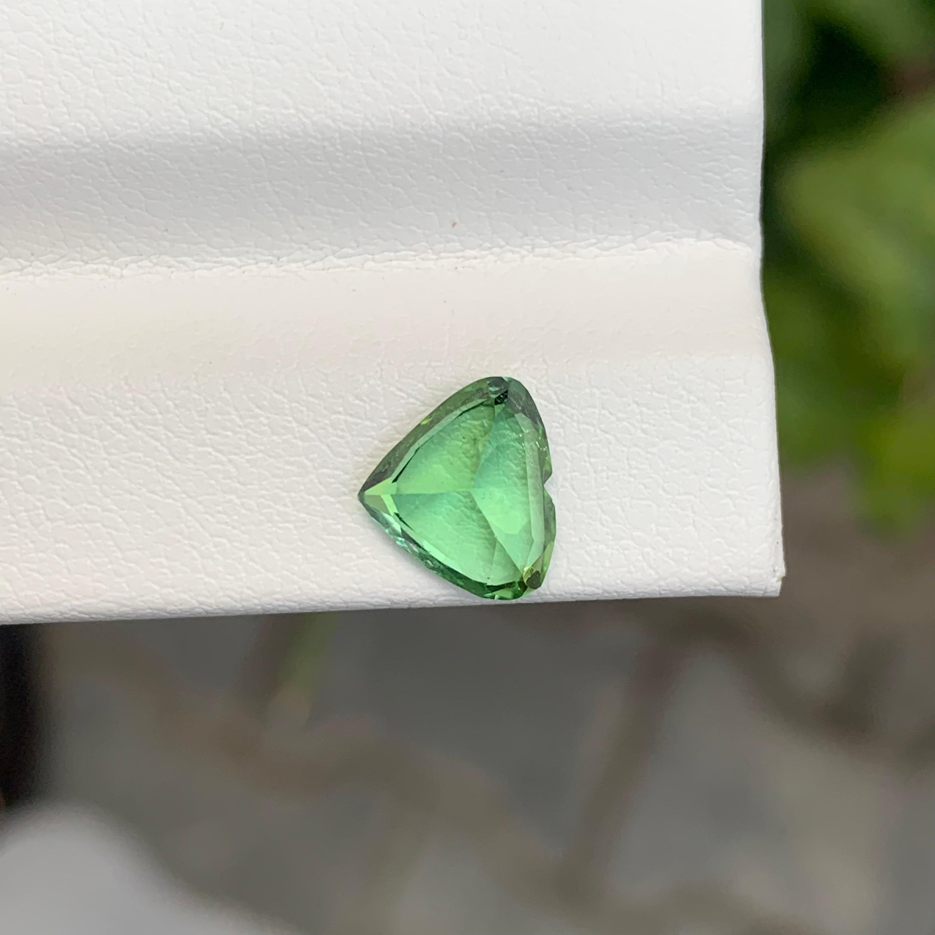 1.95 Carat Natural Loose Green Tourmaline Heart Shape Gemstone (Tourmaline verte en forme de coeur) en vente 1