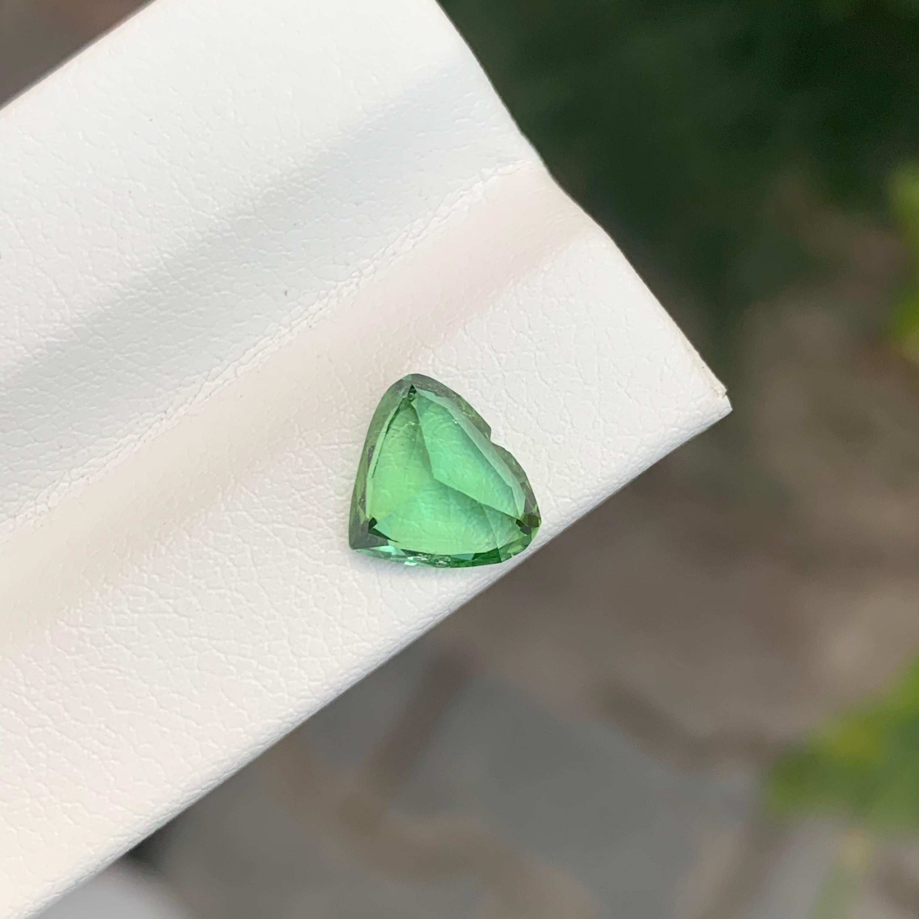 1.95 Carat Natural Loose Green Tourmaline Heart Shape Gemstone (Tourmaline verte en forme de coeur) en vente 2