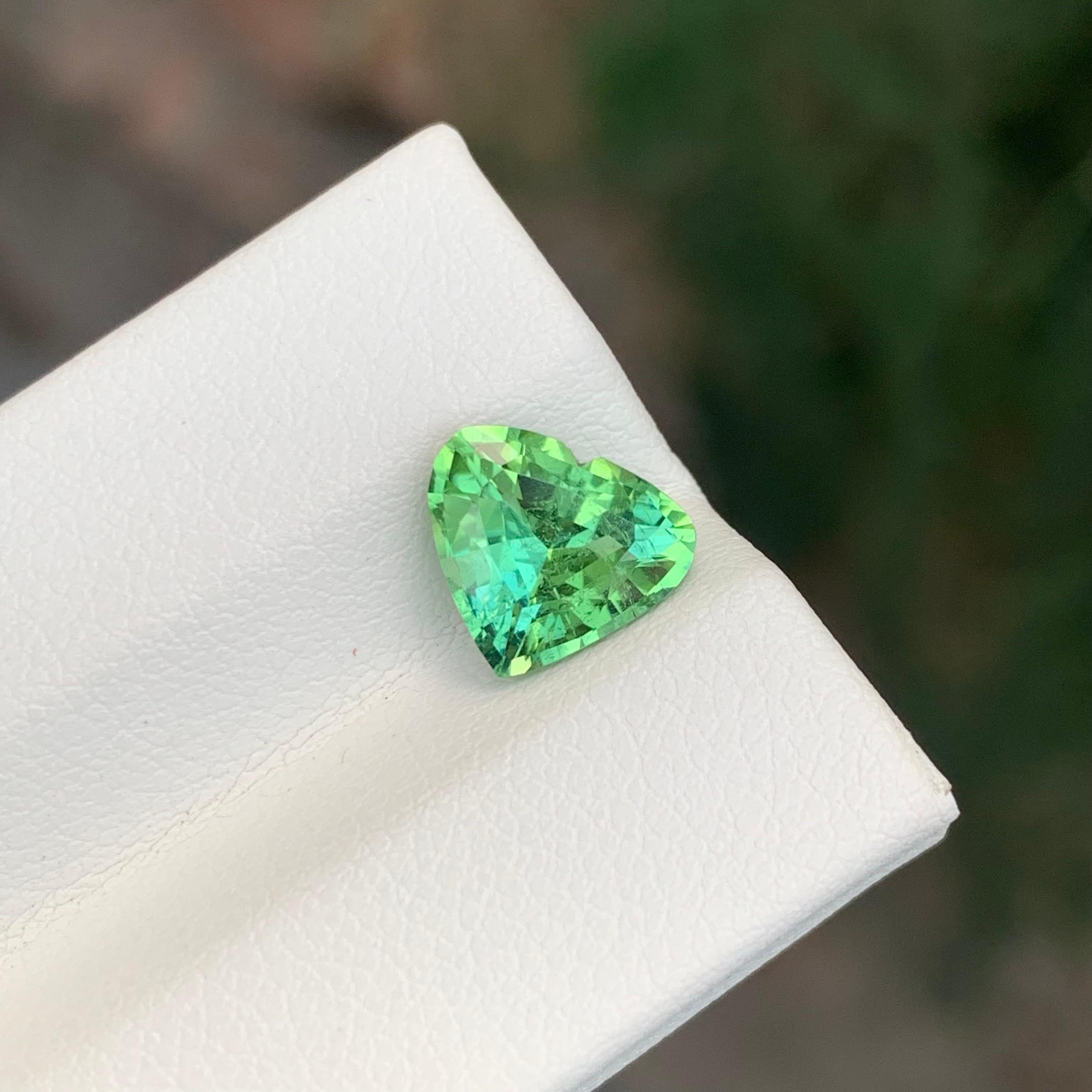 1.95 Carat Natural Loose Green Tourmaline Heart Shape Gemstone (Tourmaline verte en forme de coeur) en vente 3