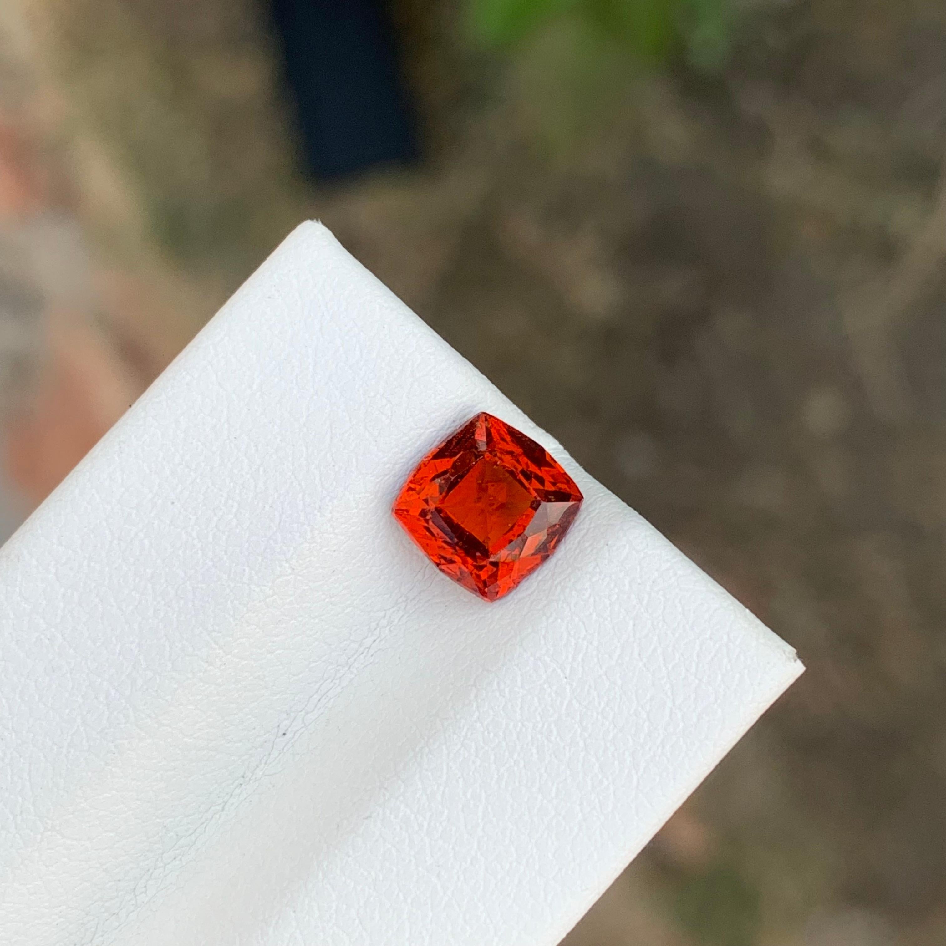 Arts and Crafts 1.95 Carat Natural Loose Hessonite Garnet Square Cushion Shape Gemstone (pierre précieuse en forme de coussin) en vente