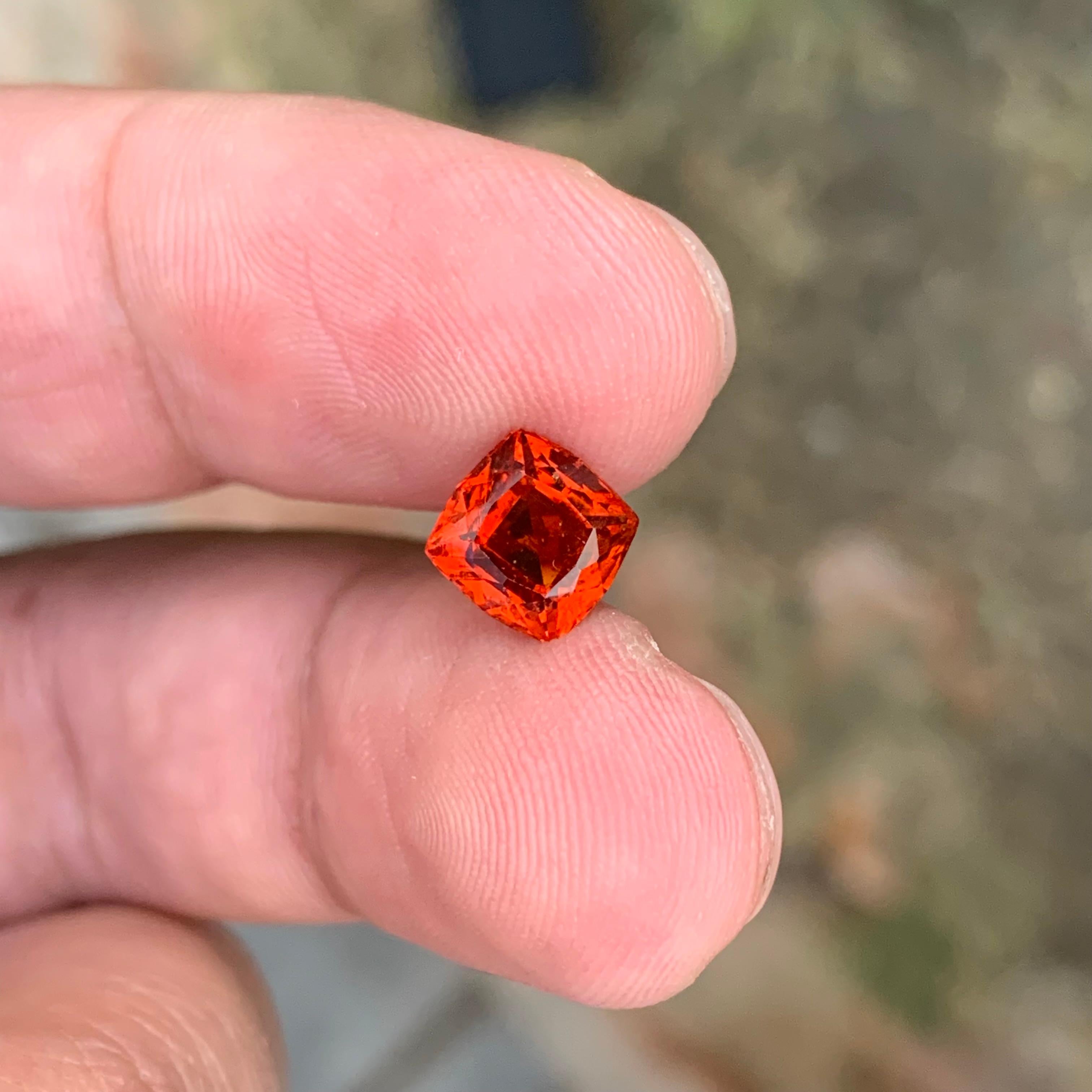 1.95 Carat Natural Loose Hessonite Garnet Square Cushion Shape Gemstone (pierre précieuse en forme de coussin) Unisexe en vente