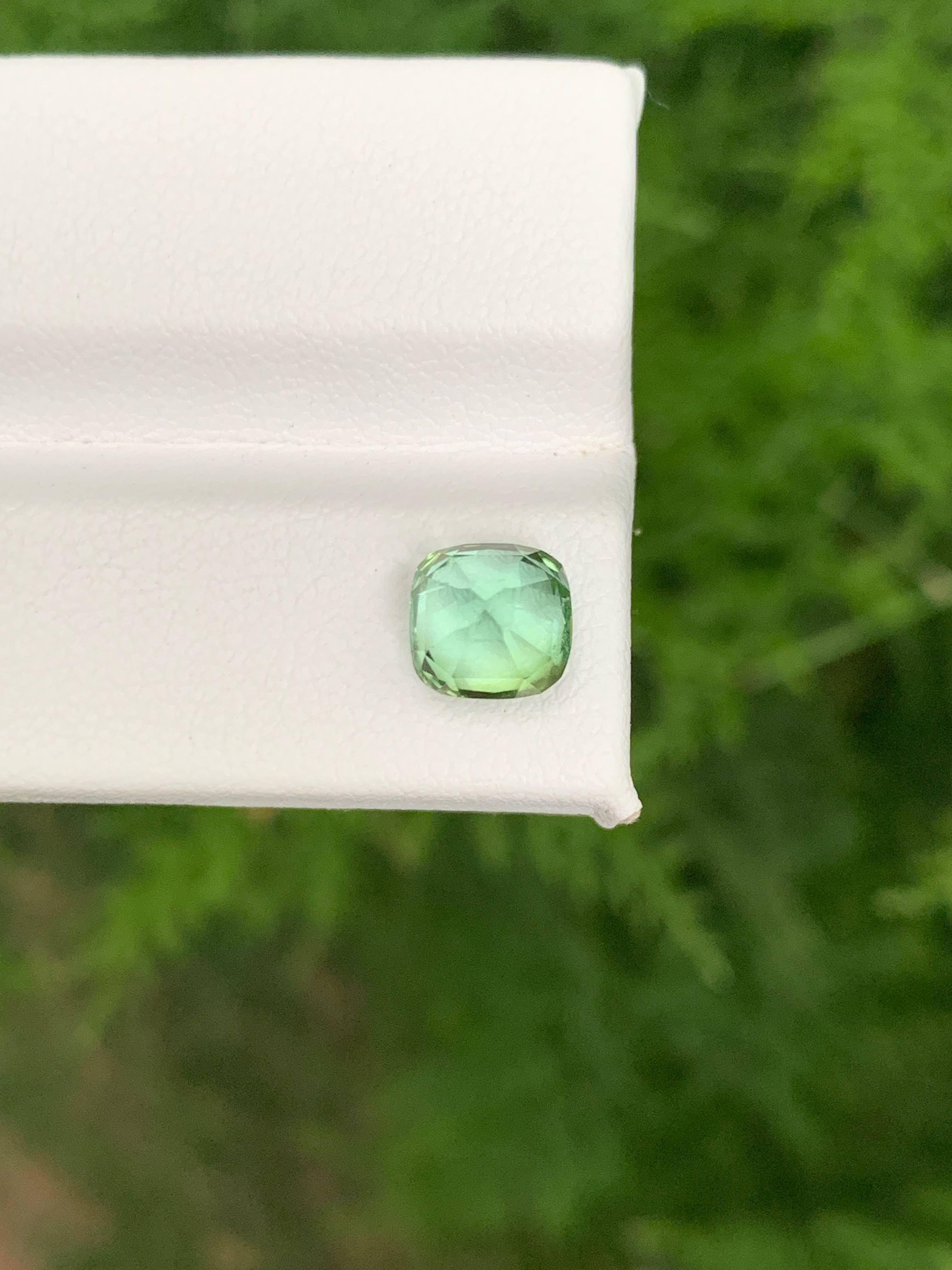 1.95 Carat Natural Loose Mint Green Tourmaline Stone Cushion Cut Afghan Gemstone (pierre précieuse afghane) Unisexe en vente