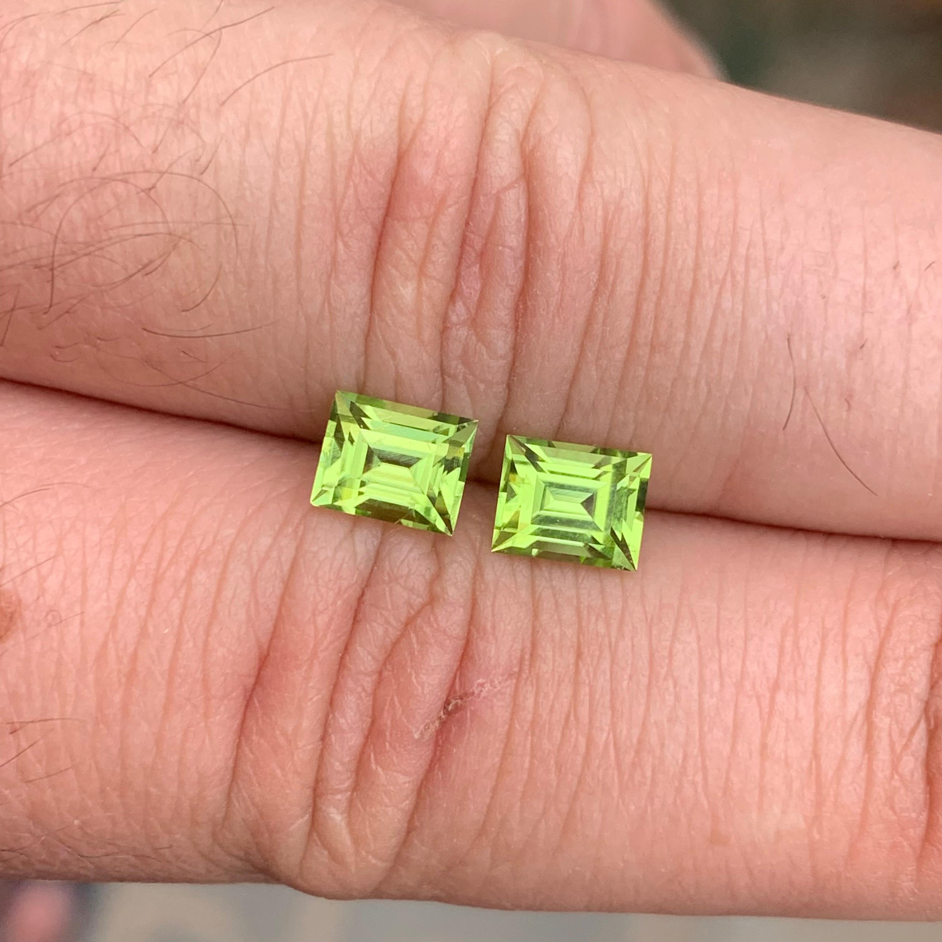 Loses Peridot-Paar 

Gewicht: 1,95 Karat
Abmessung: 6.1 x 4.9 x 3.9 Mm und 
                     6 x 4.9 x 3.8 Mm 
Herkunft: Pakistan
Die Form: Baguette 
Farbe: Grün
Behandlung: Nicht

Der pakistanische Peridot ist eine atemberaubende Varietät des