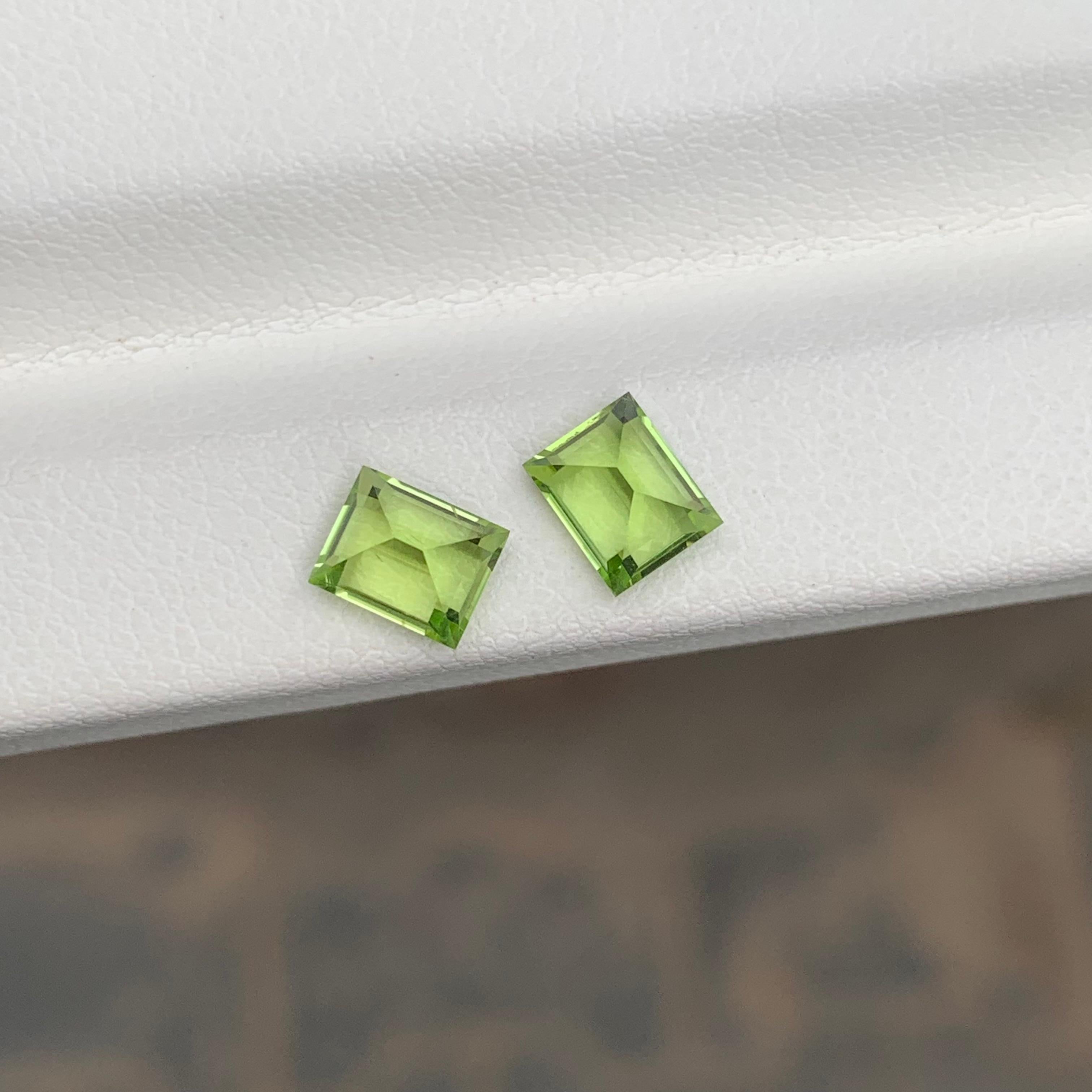 1,95 Karat natürlicher loser Peridot, Paar Baguette-Edelsteine in Baguette-Form, natürlich (Arts and Crafts) im Angebot