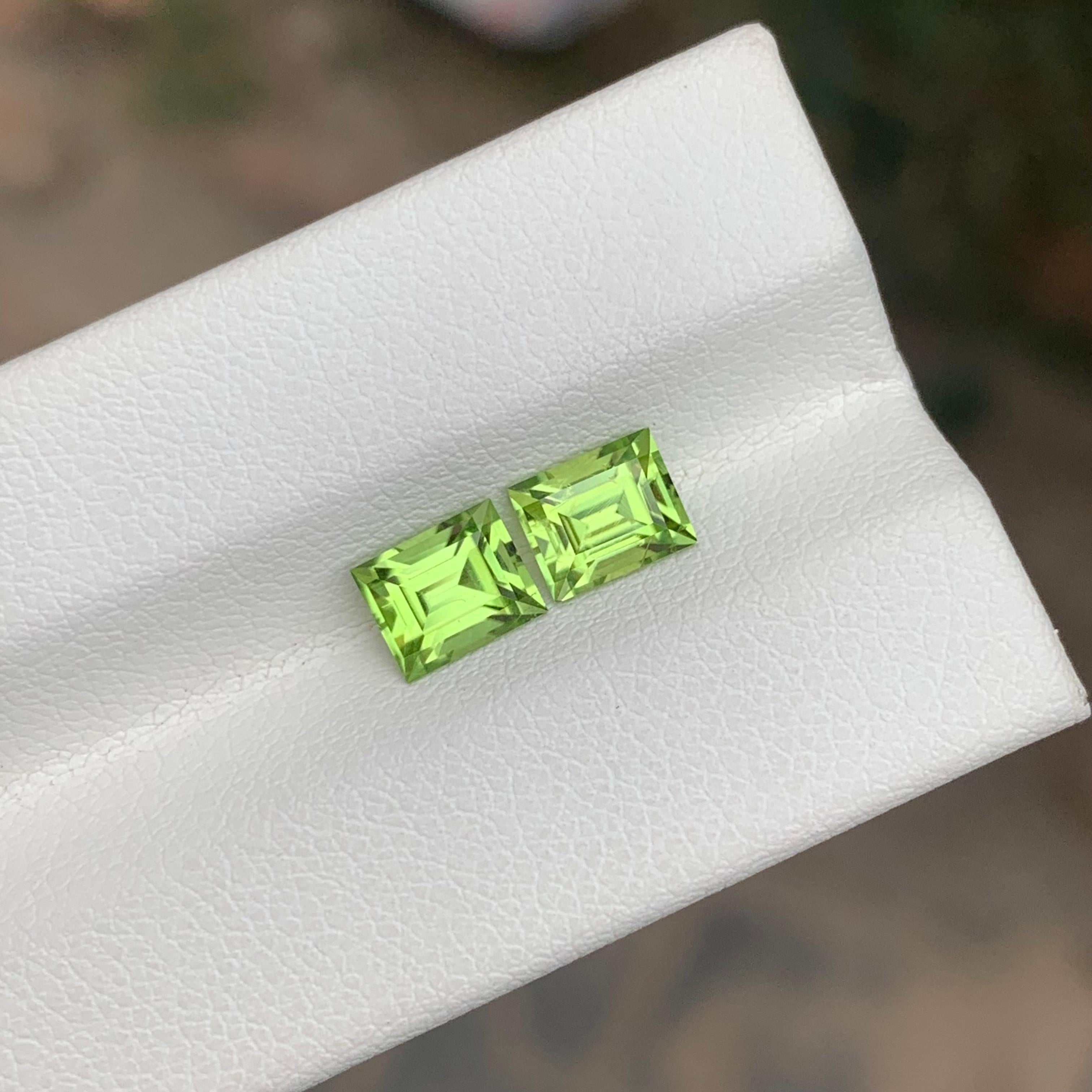 1,95 Karat natürlicher loser Peridot, Paar Baguette-Edelsteine in Baguette-Form, natürlich (Baguetteschliff) im Angebot