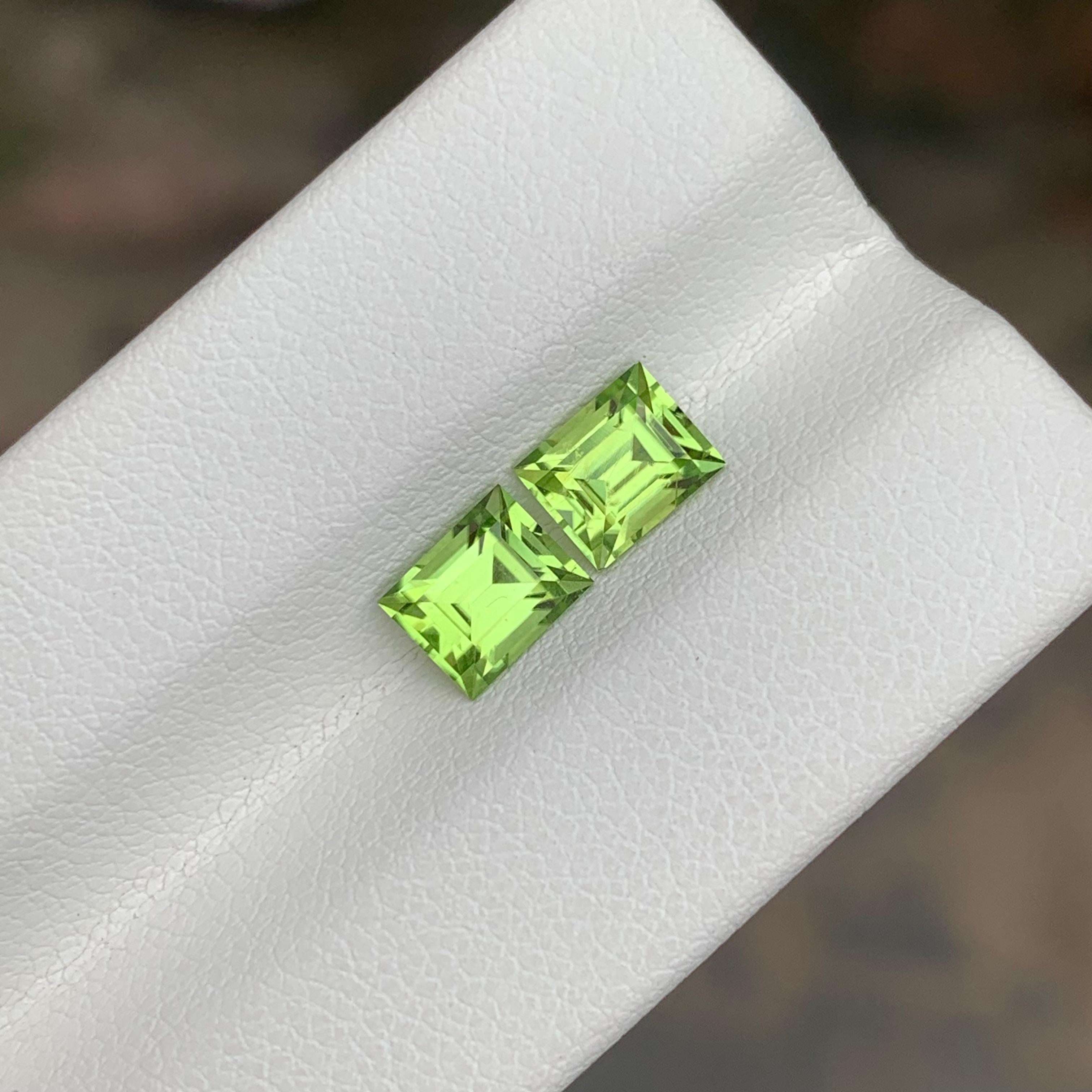 1,95 Karat natürlicher loser Peridot, Paar Baguette-Edelsteine in Baguette-Form, natürlich im Zustand „Neu“ im Angebot in Peshawar, PK