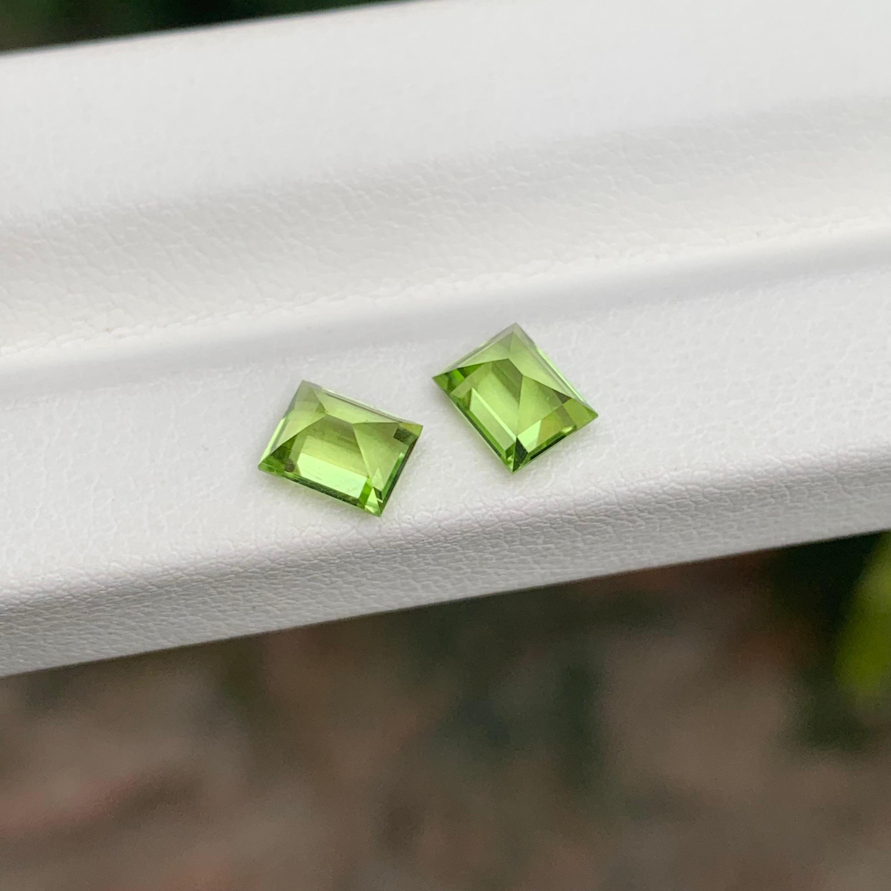 1,95 Karat natürlicher loser Peridot, Paar Baguette-Edelsteine in Baguette-Form, natürlich im Angebot 1