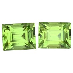Gema suelta de 1,95 quilates de peridoto natural en forma de par de baguettes