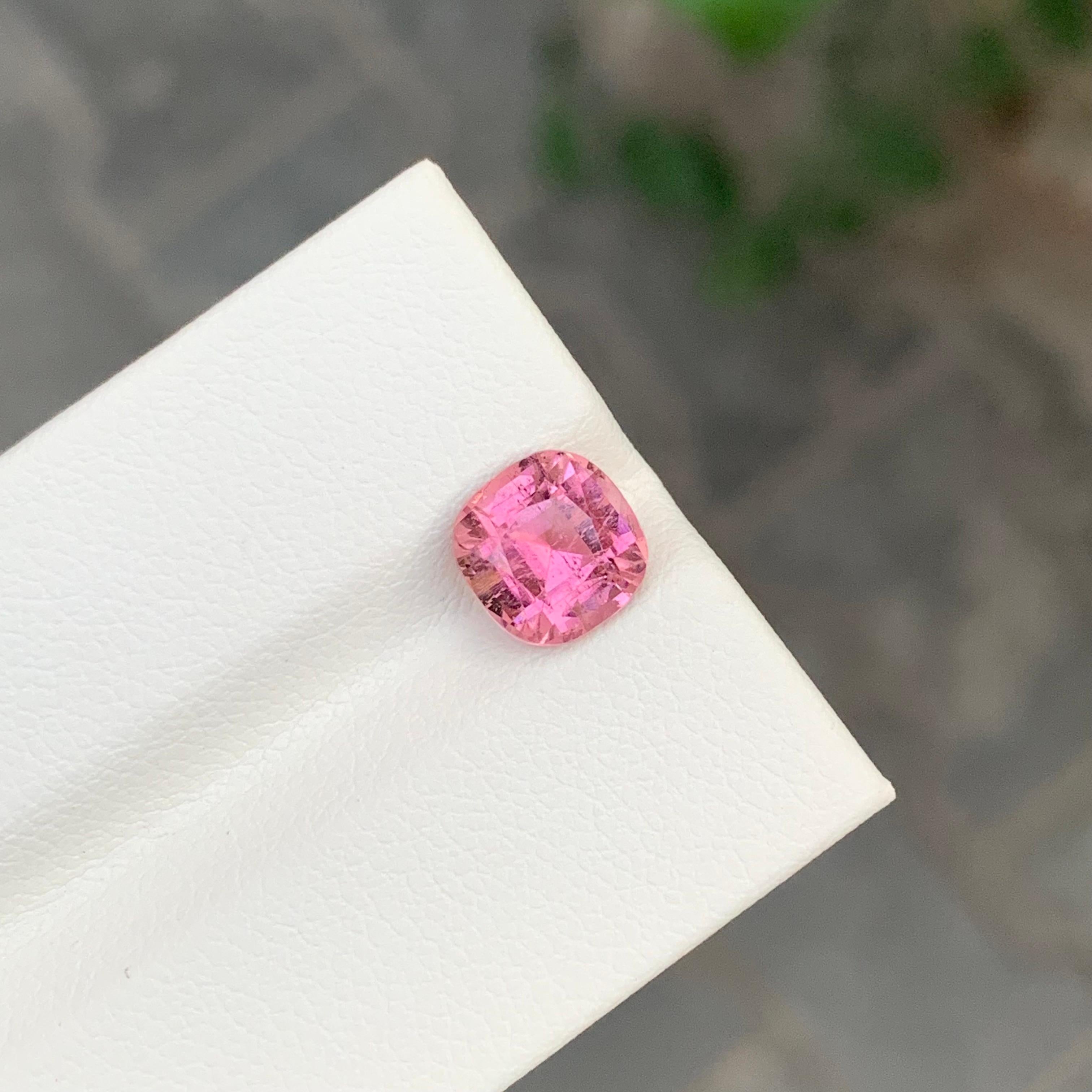 Gema natural suelta de turmalina rosa de 1.95 quilates en forma de cojín en venta 4