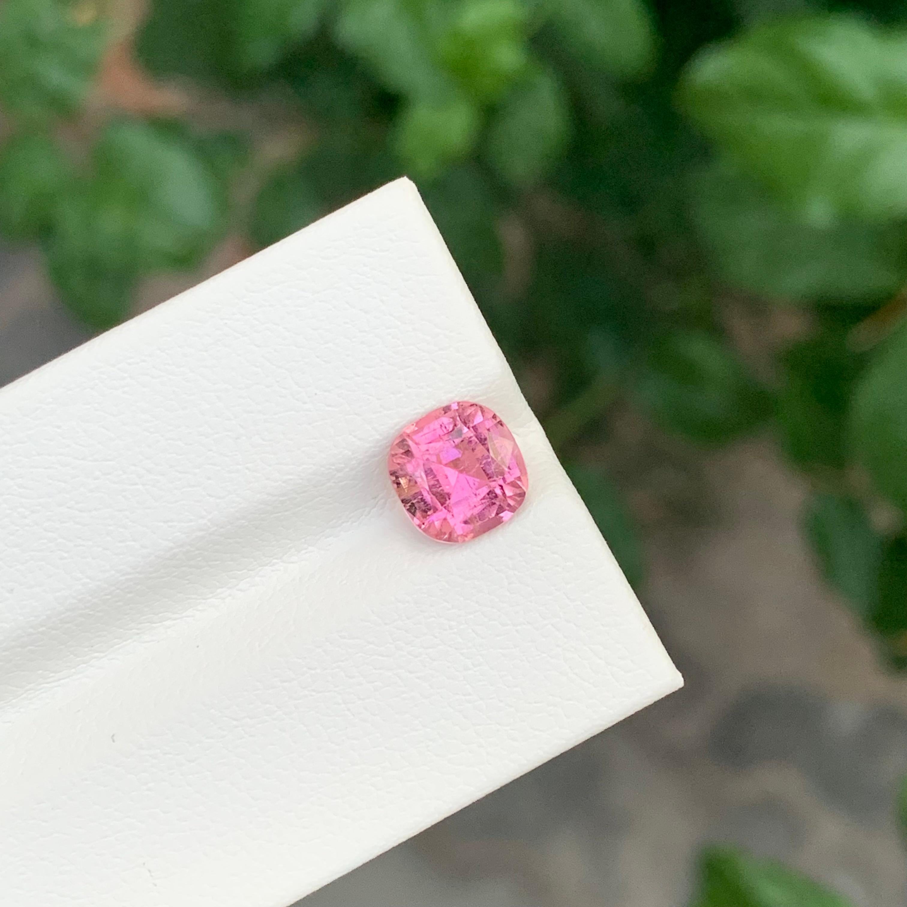 Turmalina rosa facetada

Peso: 1,95 quilates
Dimensiones: 7,7 x 7,5 x 5,1 mm
Color: Rosa 
Tratamiento: No
Certificado: A petición del cliente
Forma: Cojín


La turmalina es una piedra preciosa cautivadora conocida por su notable variedad de colores,