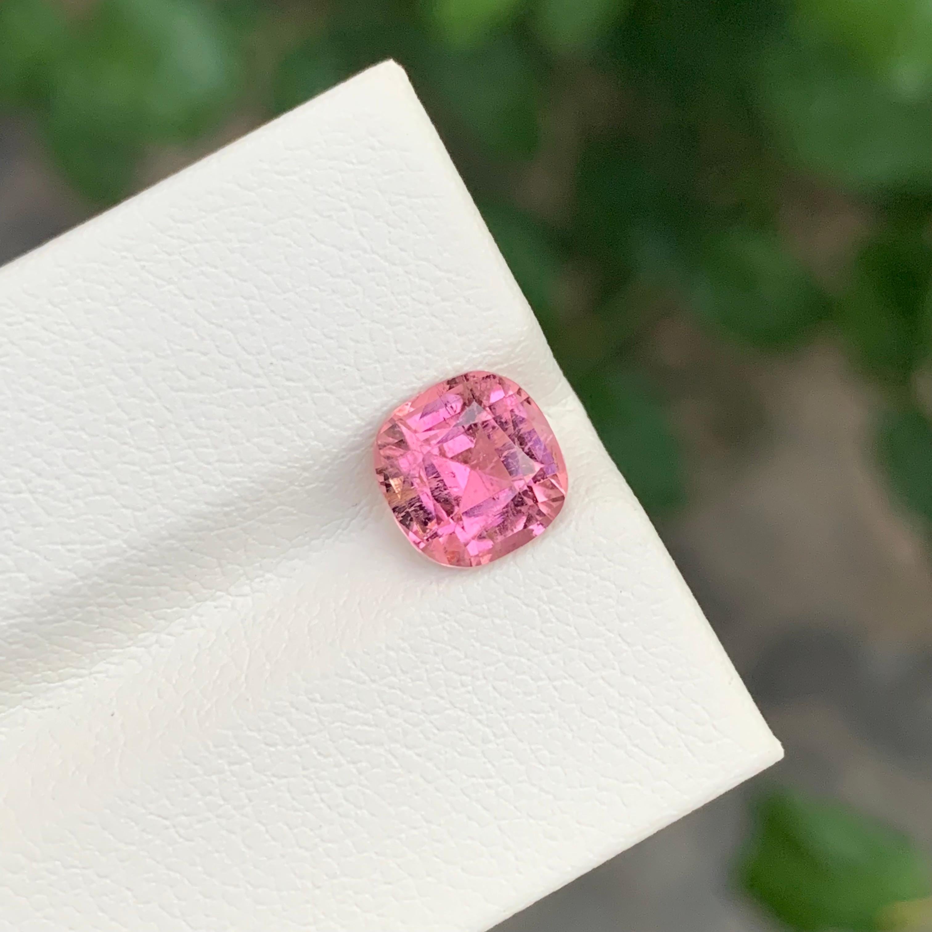 Gema natural suelta de turmalina rosa de 1.95 quilates en forma de cojín Artes y manualidades en venta