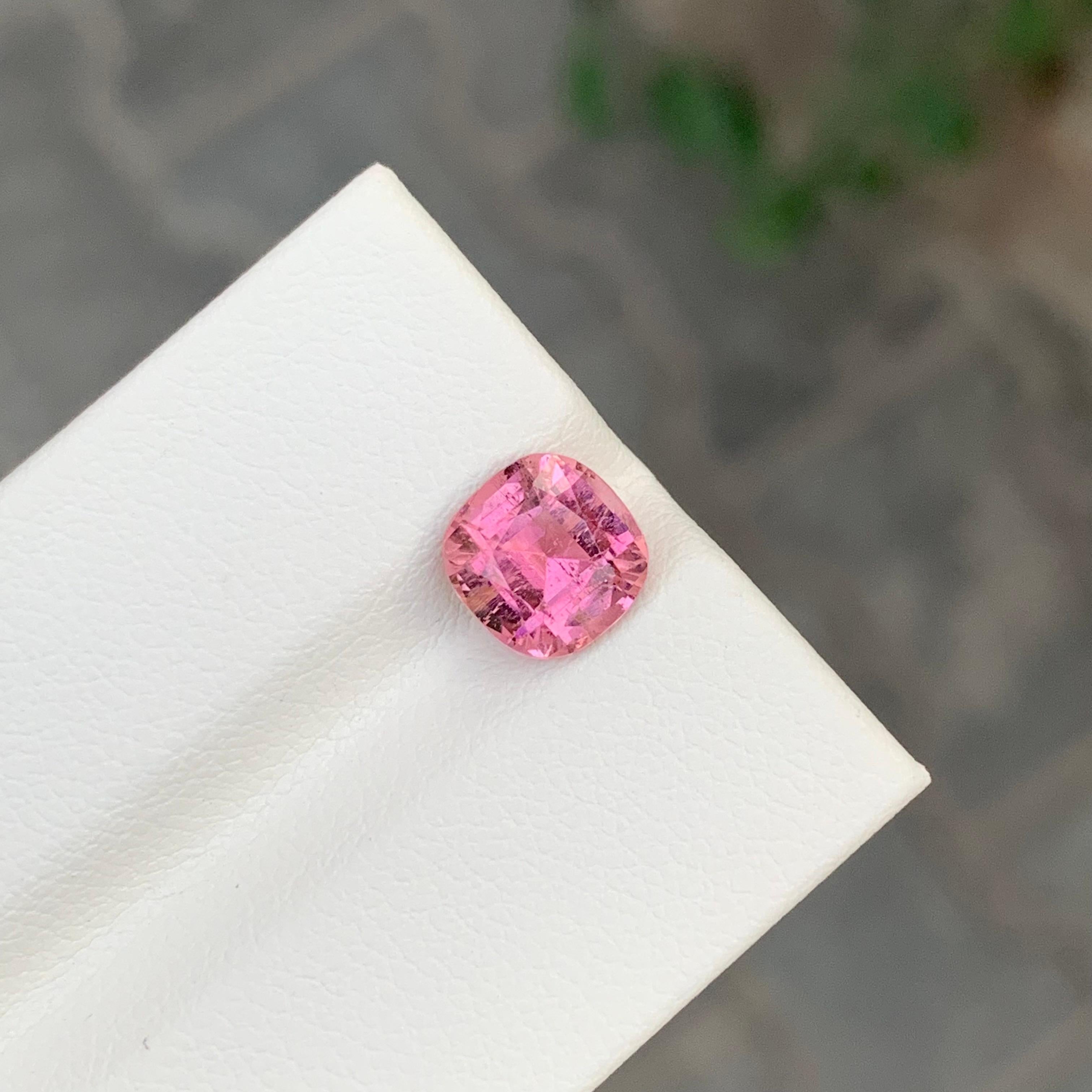 Gema natural suelta de turmalina rosa de 1.95 quilates en forma de cojín en Nuevo estado para la venta en Peshawar, PK