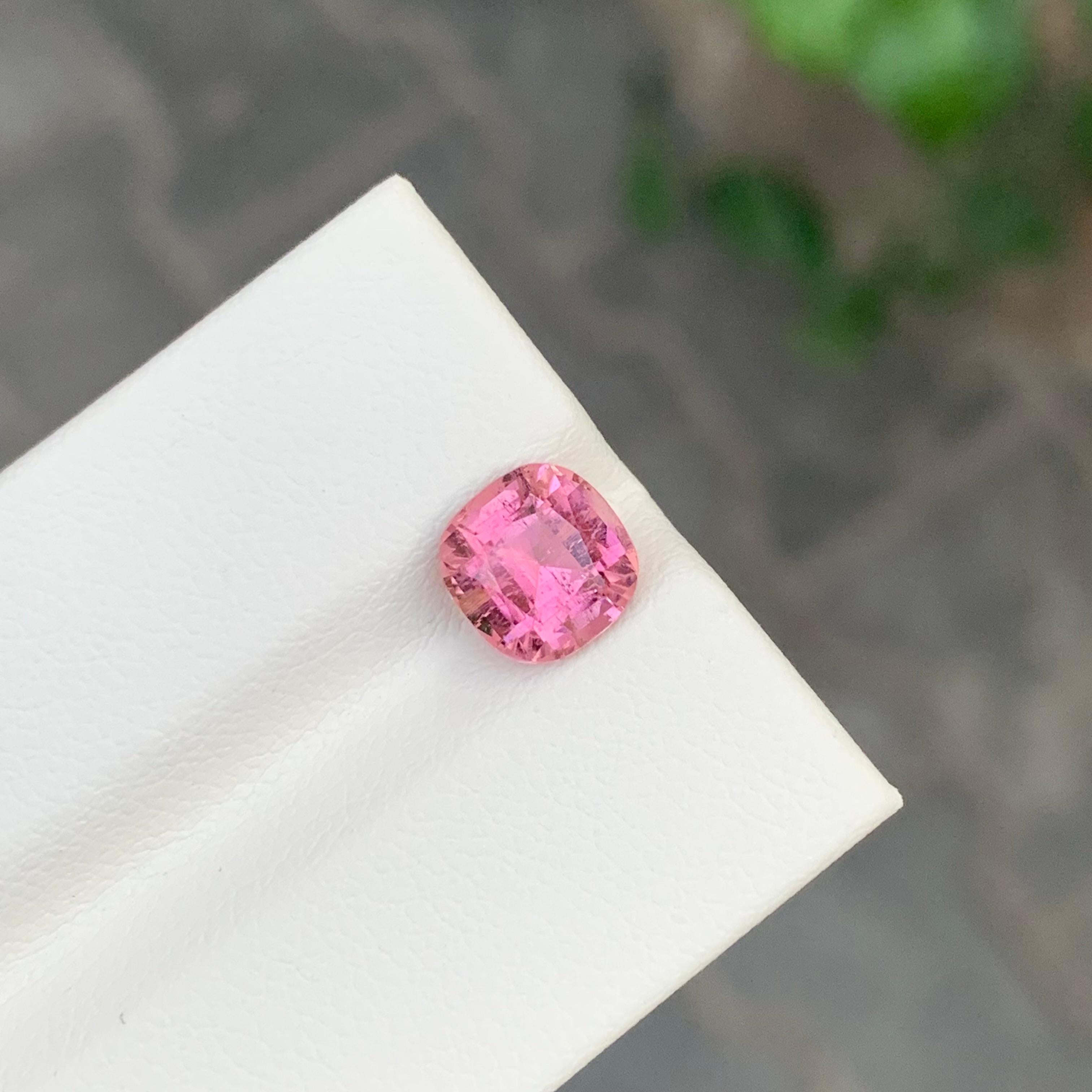 Femenino o masculino Gema natural suelta de turmalina rosa de 1.95 quilates en forma de cojín en venta