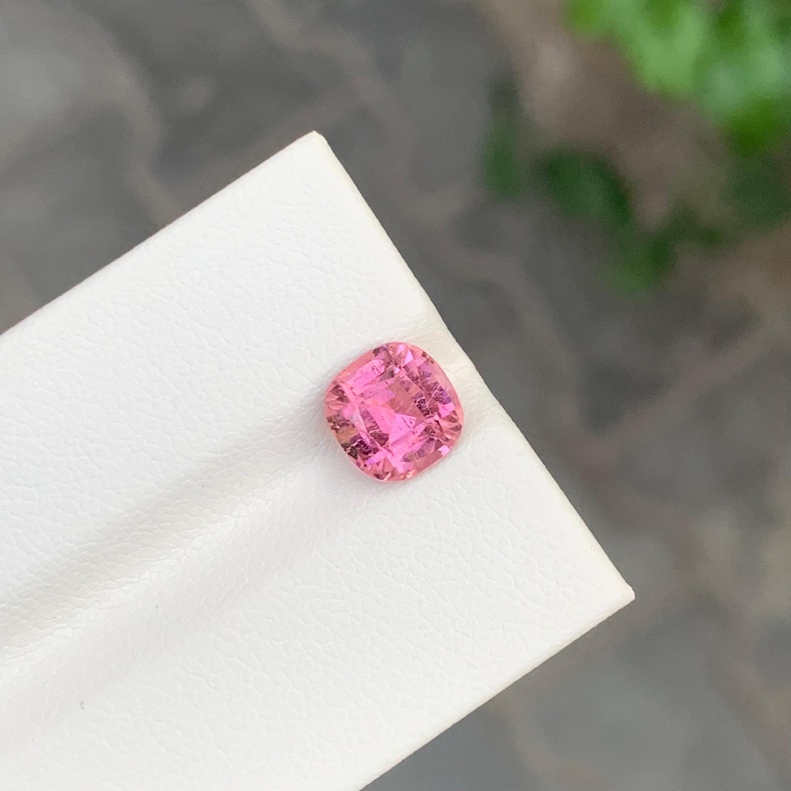 Gema natural suelta de turmalina rosa de 1.95 quilates en forma de cojín en venta 1