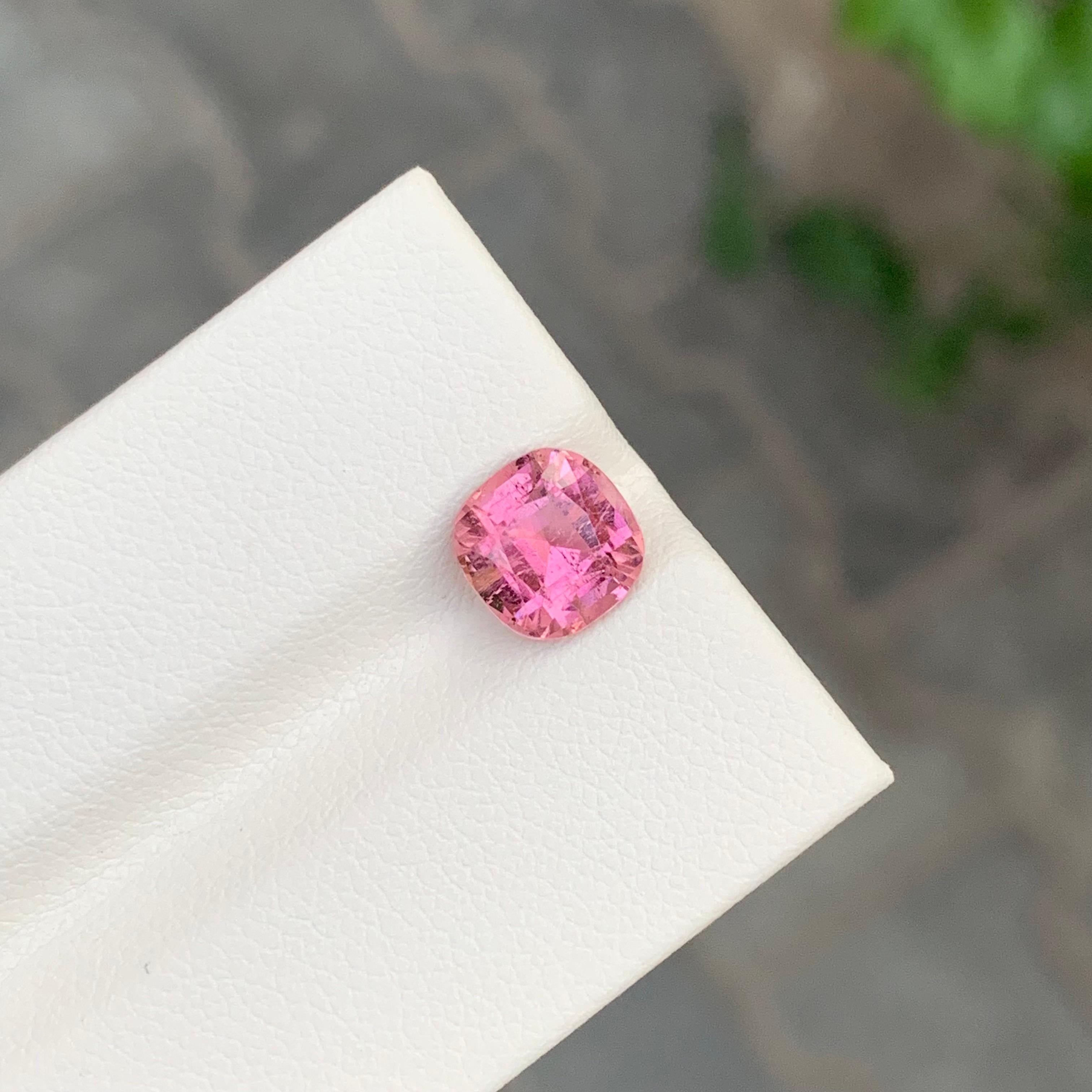 Gema natural suelta de turmalina rosa de 1.95 quilates en forma de cojín en venta 2