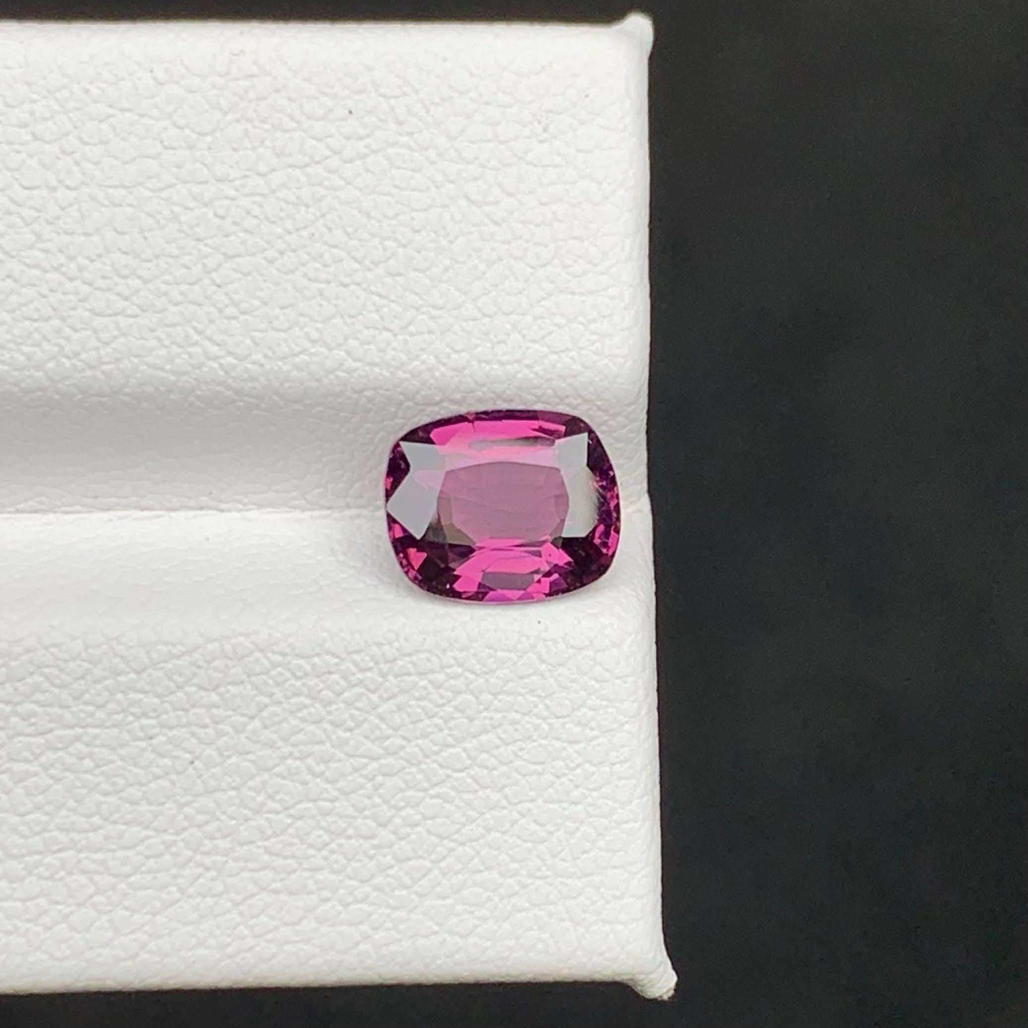 Gewicht 1,95 Karat 
Abmessungen 8.3x7.0x3.9mm
Behandlung Keine 
Herkunft Birmanisch 
Klarheit VVS 
Form Schnitt Kissen 




Dieser 1,95 Karat schwere lila-rosa Spinell ist ein exquisiter Edelstein, der aus den legendären Minen von Burma (Myanmar)