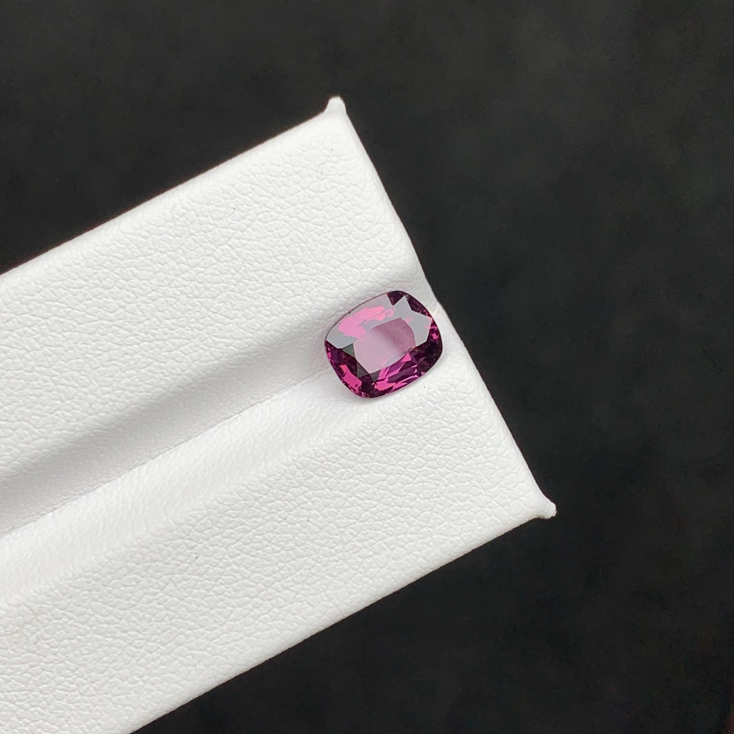 1.95 Karat natürlicher loser lila-rosa Spinell im Kissenschliff burmesischer Edelstein (Moderne) im Angebot