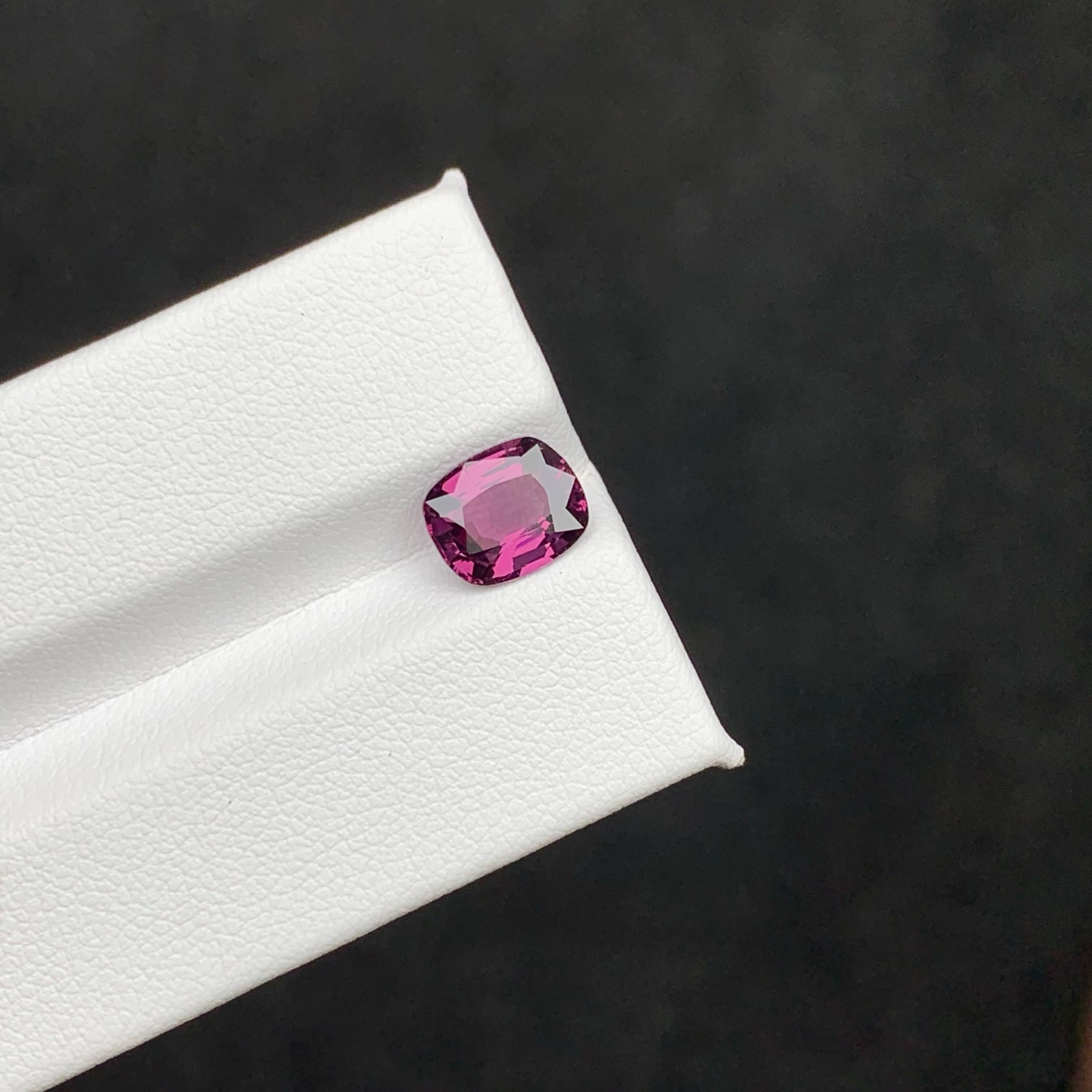 1.95 Karat natürlicher loser lila-rosa Spinell im Kissenschliff burmesischer Edelstein im Zustand „Neu“ im Angebot in Bangkok, TH