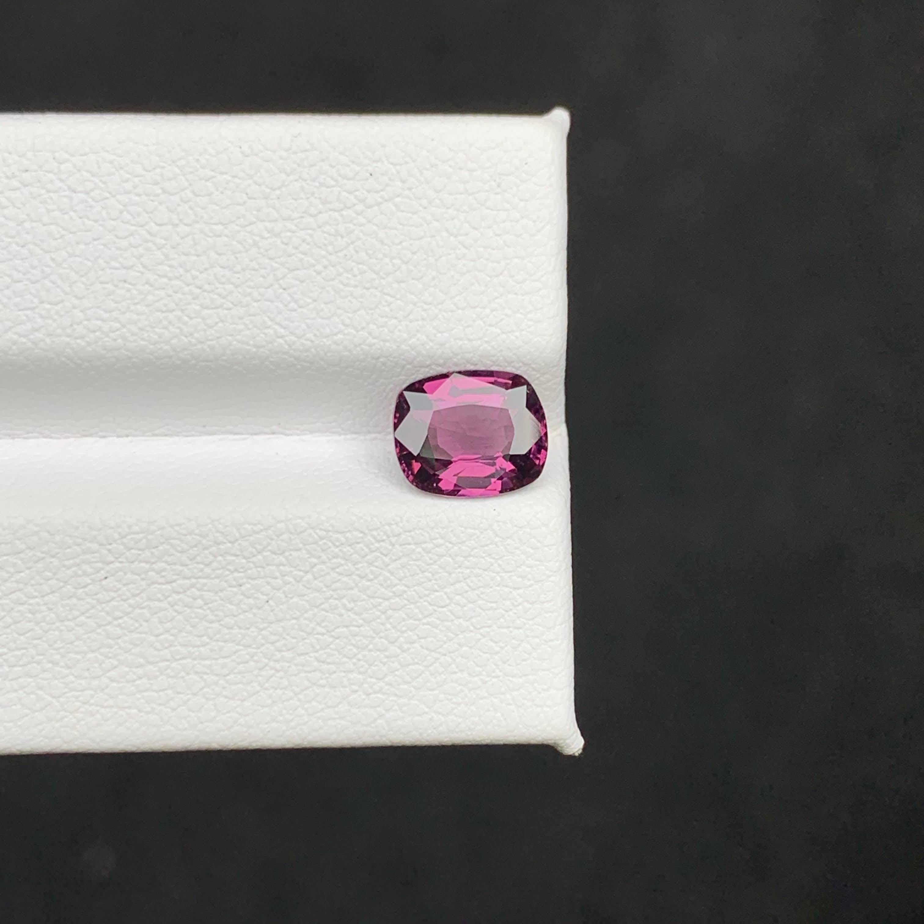 1.95 Karat natürlicher loser lila-rosa Spinell im Kissenschliff burmesischer Edelstein im Angebot 1