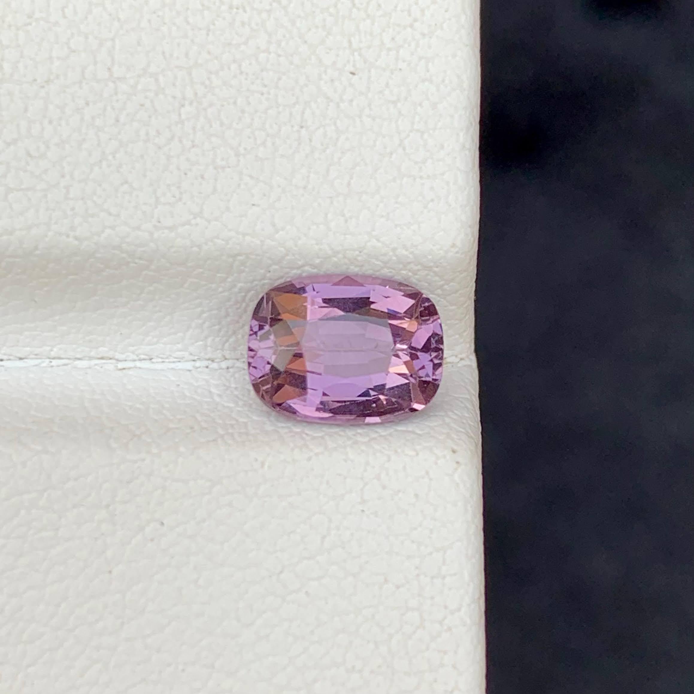 Peso 1,95 quilates
Dimensiones 7,1x5,0x3,5 mm
Tratamiento Ninguno 
Origen Tanzania
Limpia Ojos Claridad 
Forma Corte Cojín 




Esta espinela rosa violácea suelta natural de 1,95 quilates es una gema deslumbrante que irradia un equilibrio perfecto