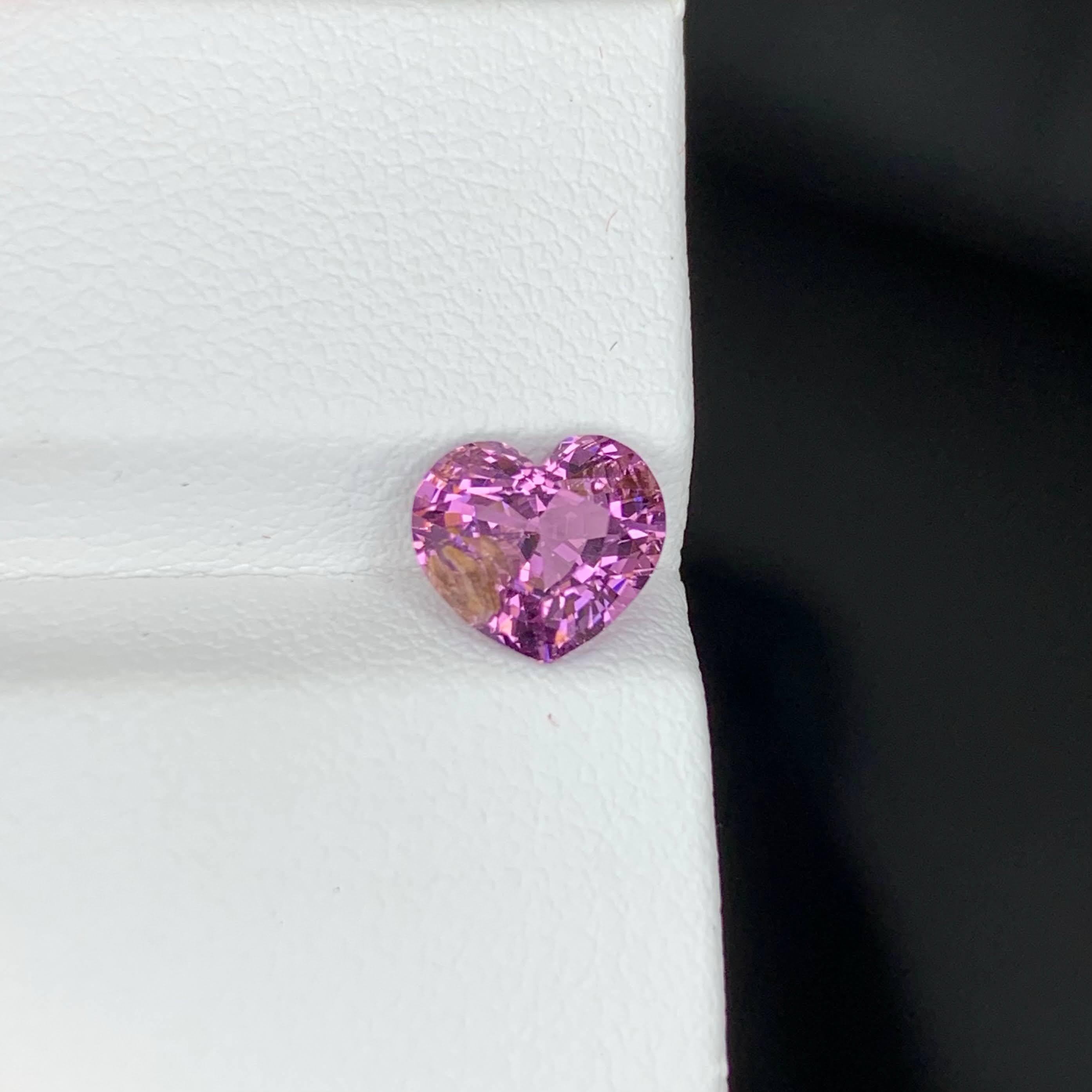 Peso 1,95 quilates 
Dimensiones 8,1x7,2x4,9 mm
Tratamiento Ninguno 
Origen Tanzania 
Claridad SI
Forma Cortar Corazón 




Esta espinela rosa violácea suelta natural de 1,95 quilates encanta con su romántica mezcla de suaves tonos rosas y violetas,