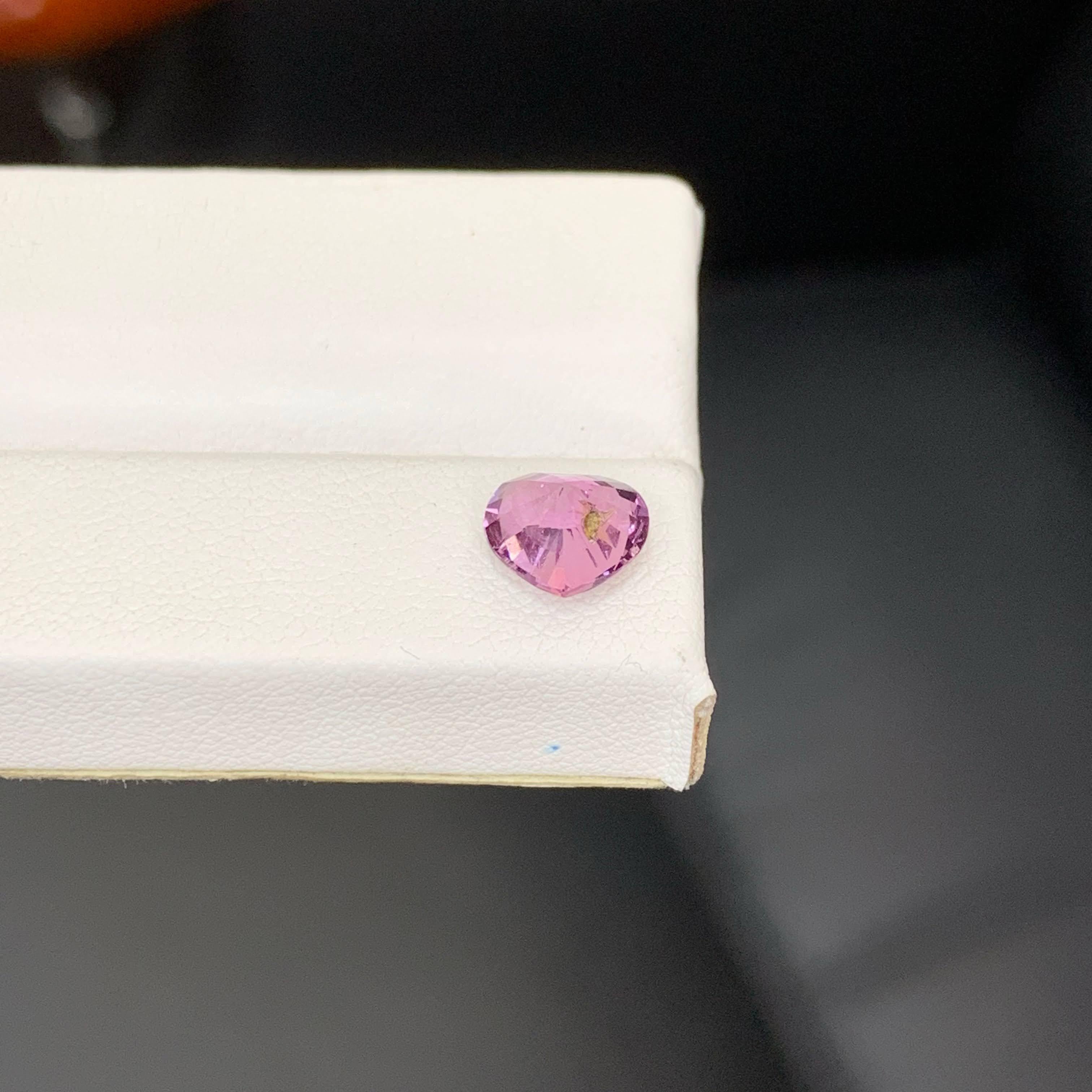 1,95 quilates de piedra natural suelta de espinela rosa violácea talla corazón de Tanzania Moderno en venta