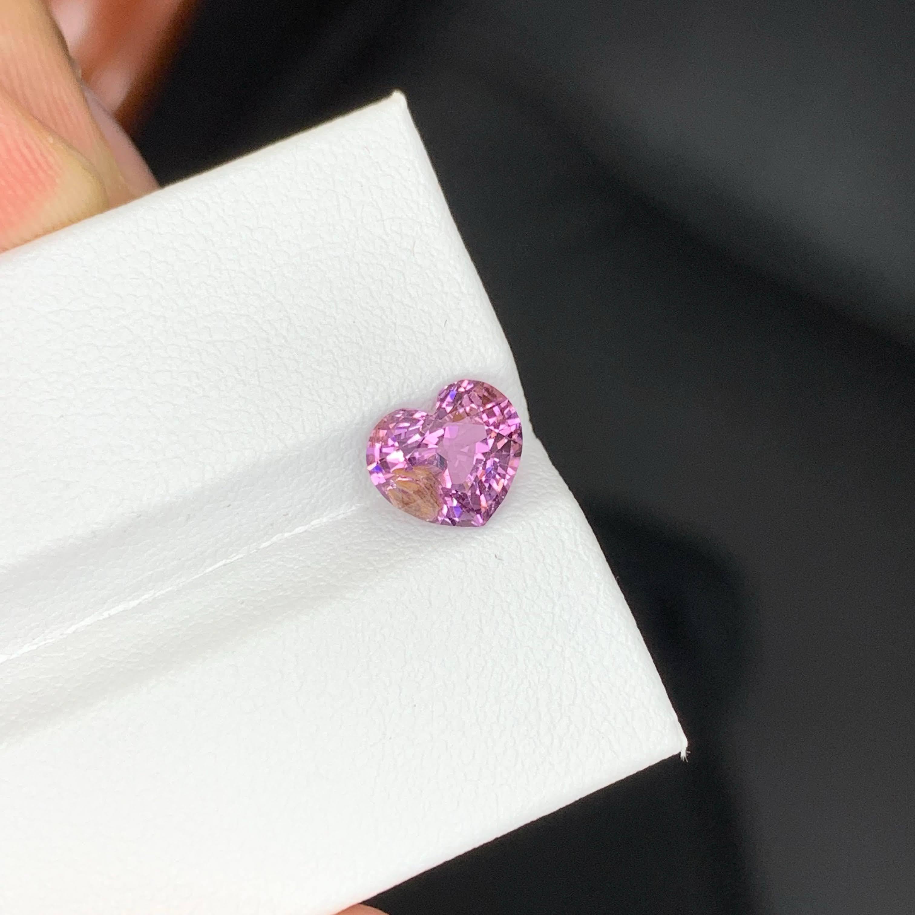 1,95 quilates de piedra natural suelta de espinela rosa violácea talla corazón de Tanzania en venta 3