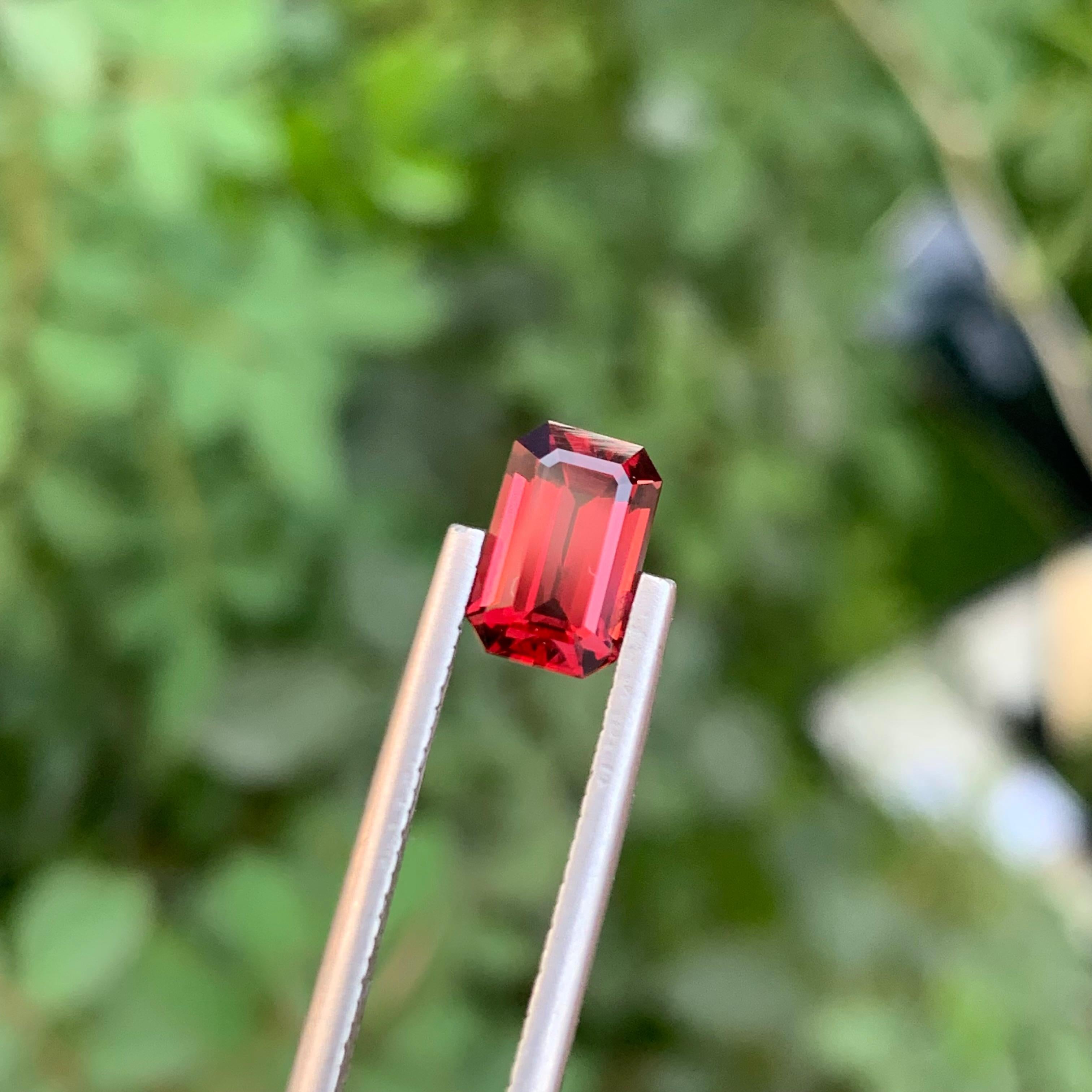 1,95 Karat natürlicher loser Rhodolith Granat Smaragd Form Edelstein aus afrikanischer Mine (Smaragdschliff) im Angebot