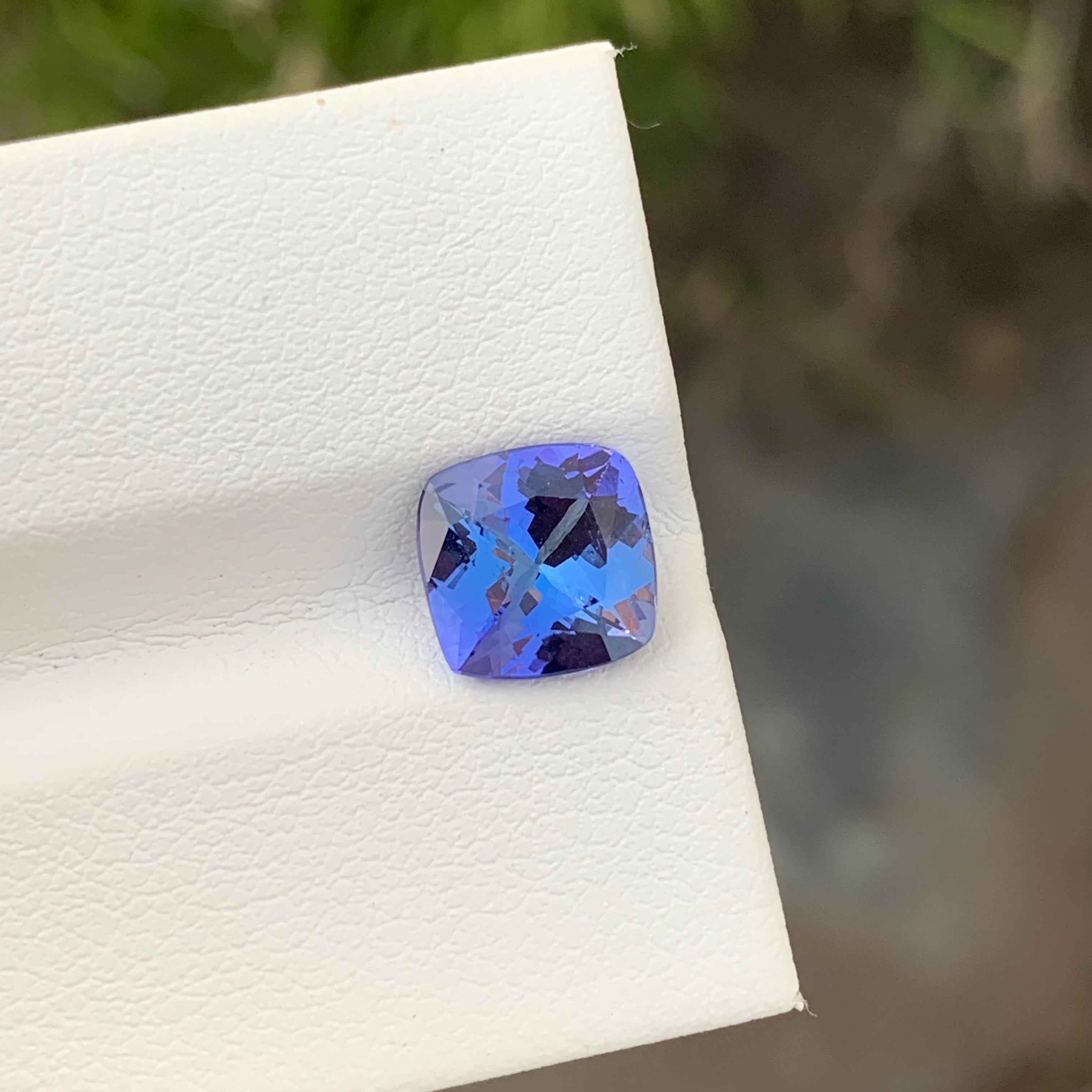 Tanzanite à facettes
Poids : 1,95 carats
Dimension : 8 x 7,9 x 4,5 mm
Forme : Carré 
Couleur : Bleu
Traitement : Non
Certificat : Sur demande
.
Dureté. La tanzanite est une pierre légèrement plus tendre que l'améthyste. Sur l'échelle de Mohs, sa