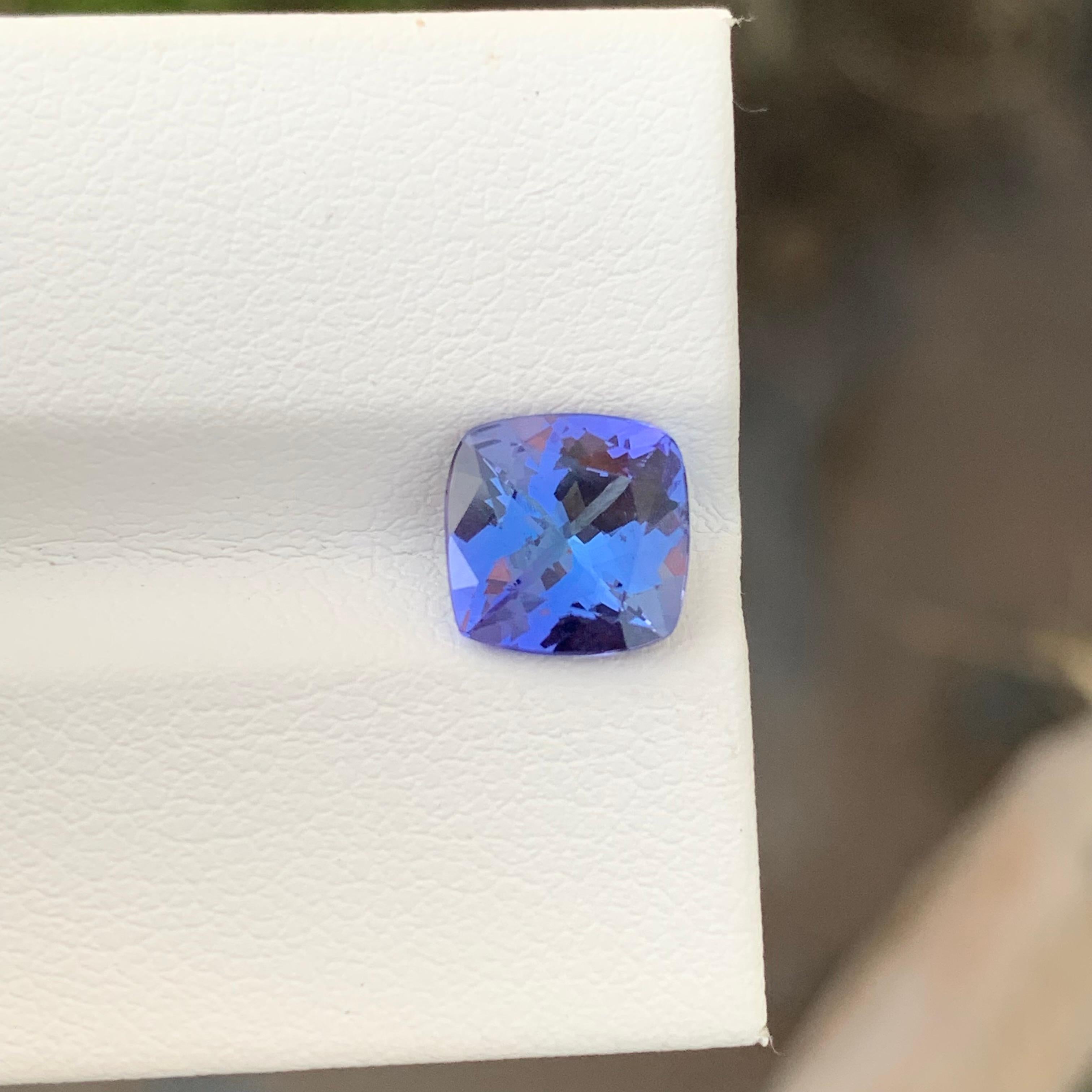 Arts and Crafts Tanzanite naturelle non sertie de 1,95 carat de forme carrée pour la fabrication de bijoux en vente