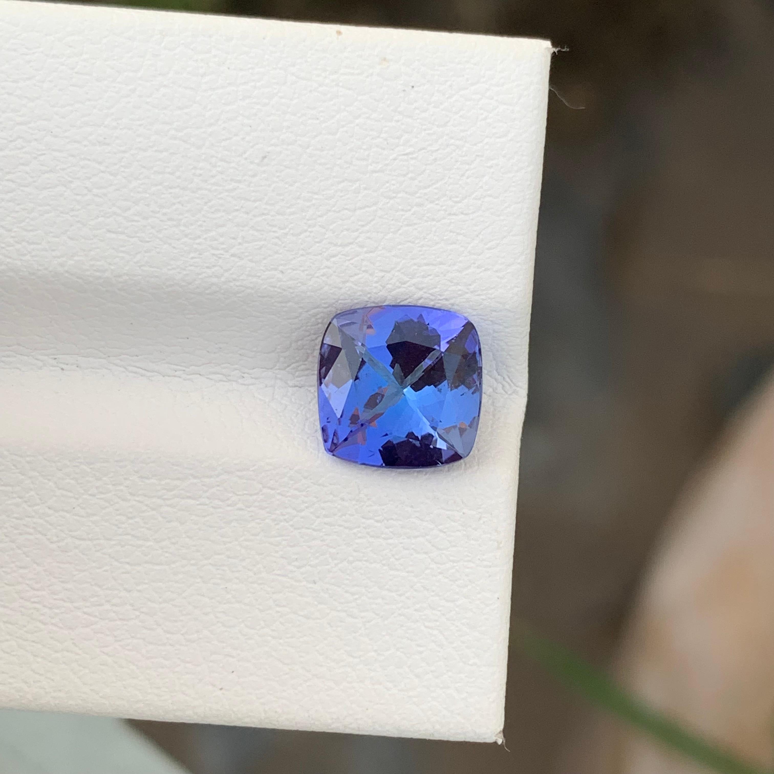 Tanzanite naturelle non sertie de 1,95 carat de forme carrée pour la fabrication de bijoux en vente 3