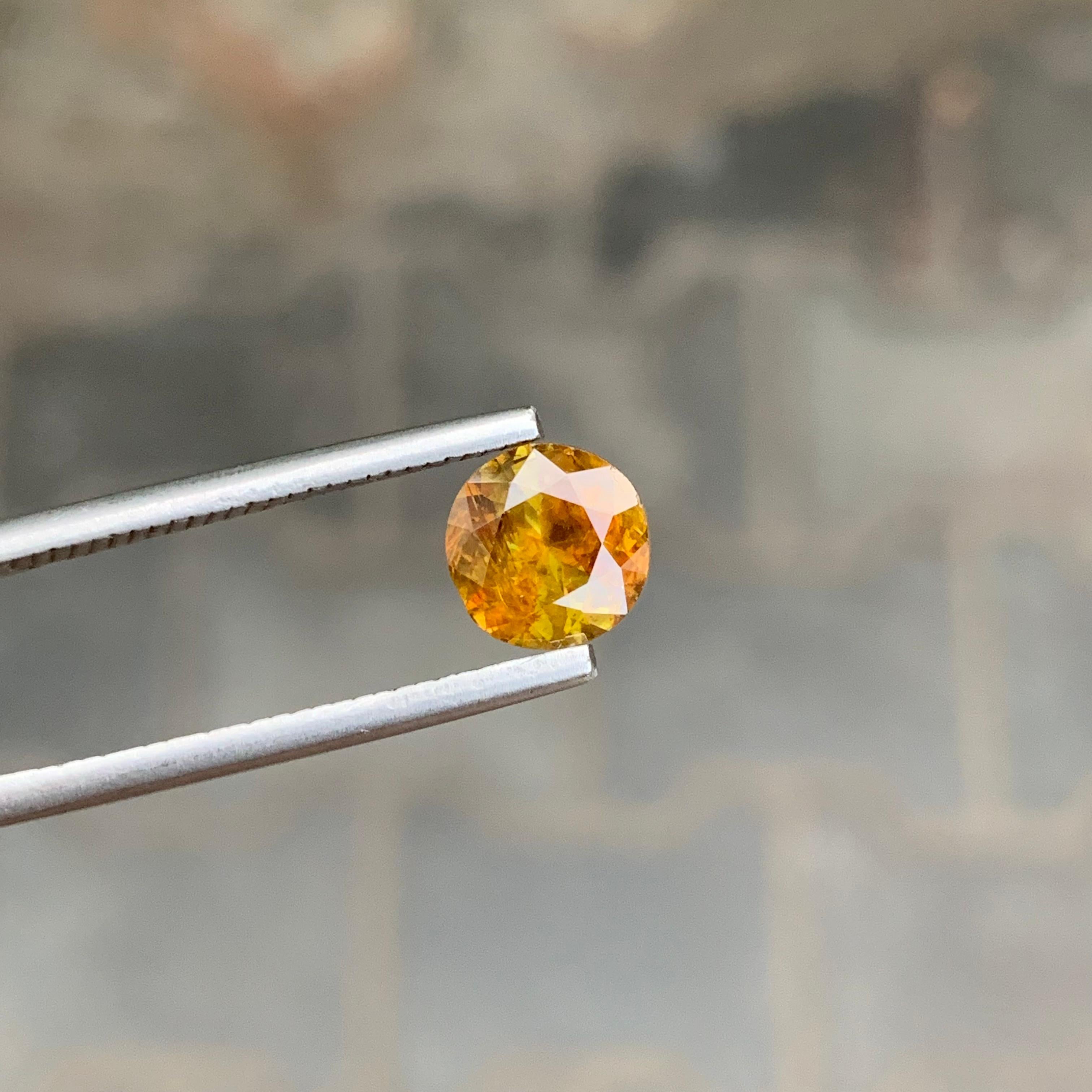 1,95 carati di titanite naturale sfusa di forma rotonda dal Pakistan in vendita 4