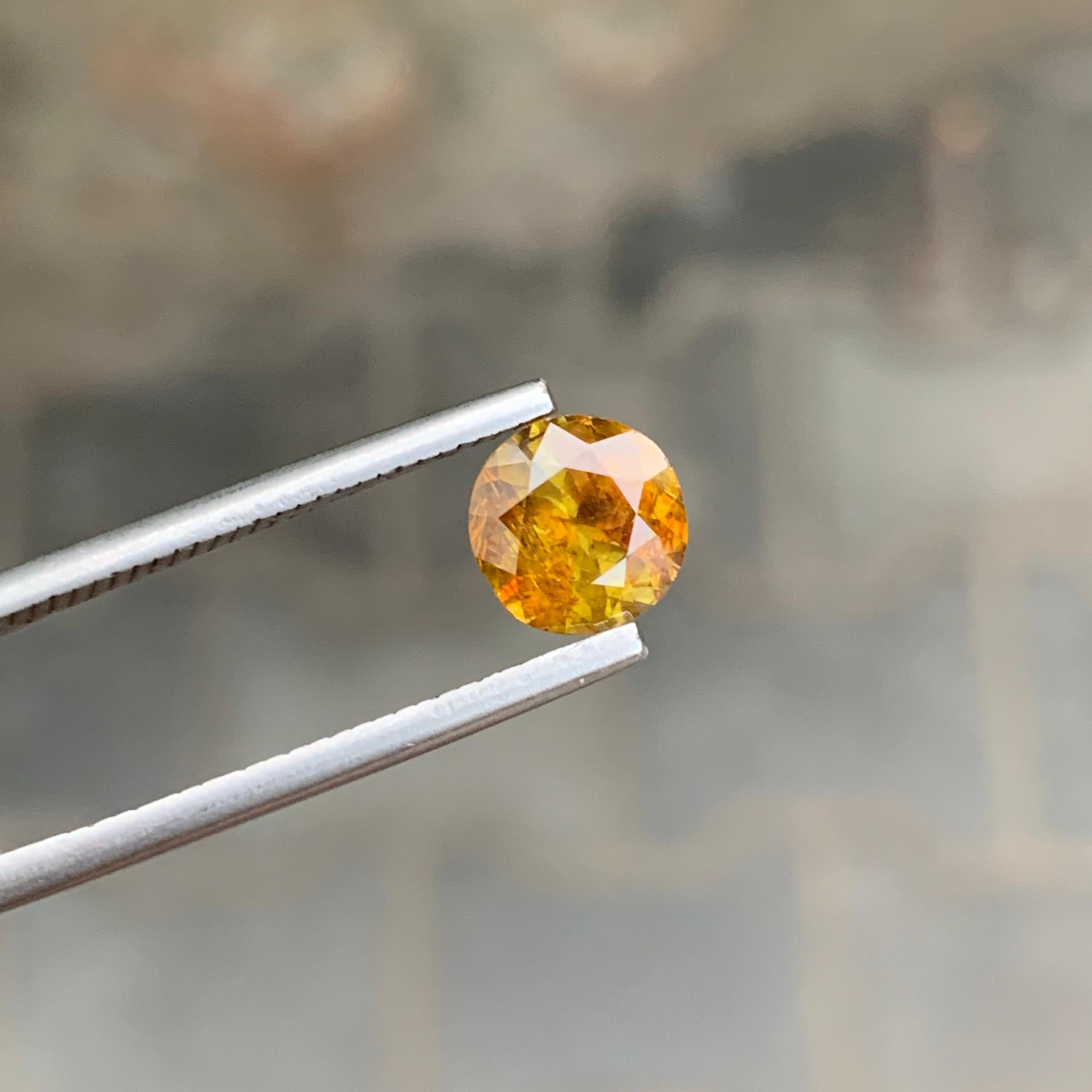 1,95 carati di titanite naturale sfusa di forma rotonda dal Pakistan in vendita 5