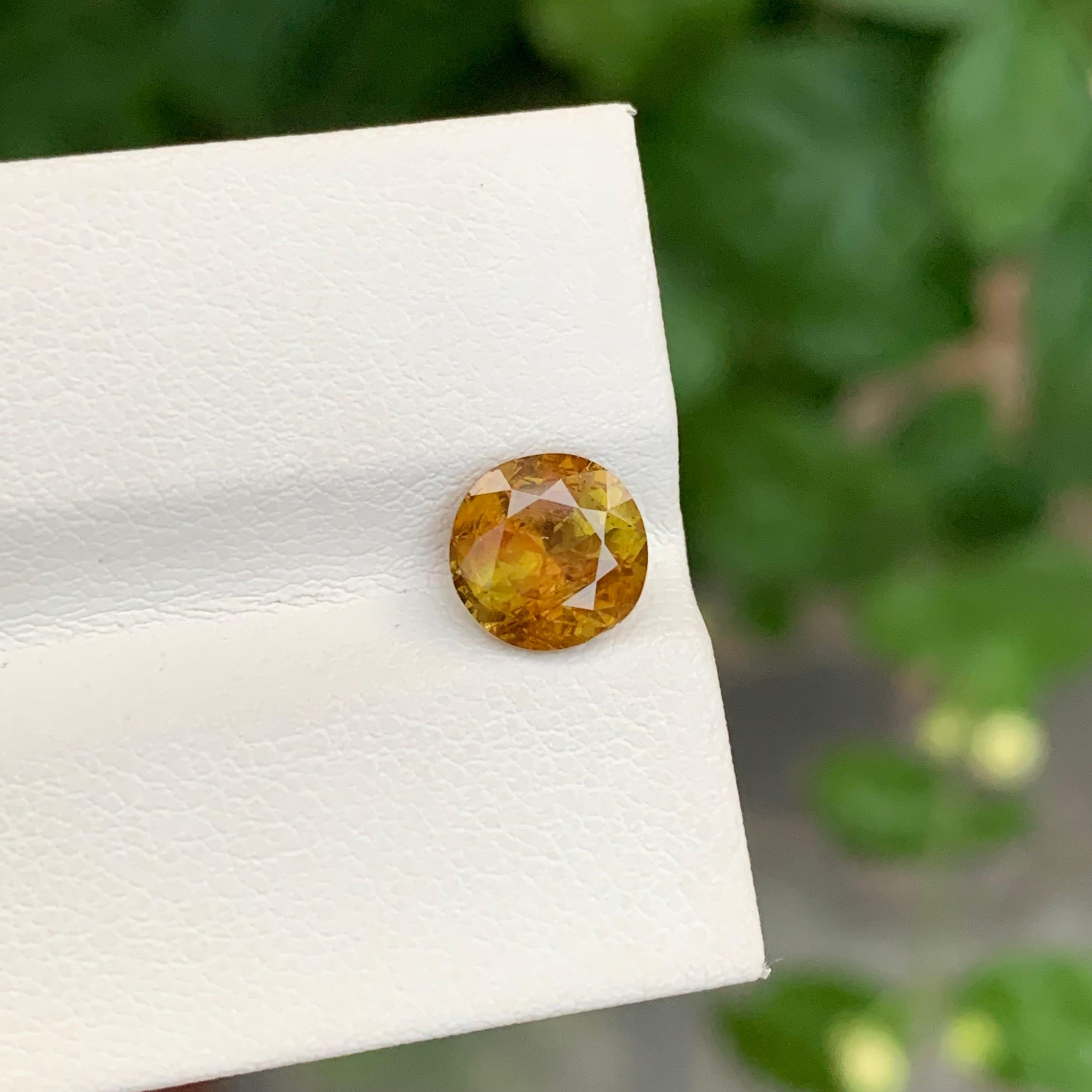 Taglio rotondo 1,95 carati di titanite naturale sfusa di forma rotonda dal Pakistan in vendita