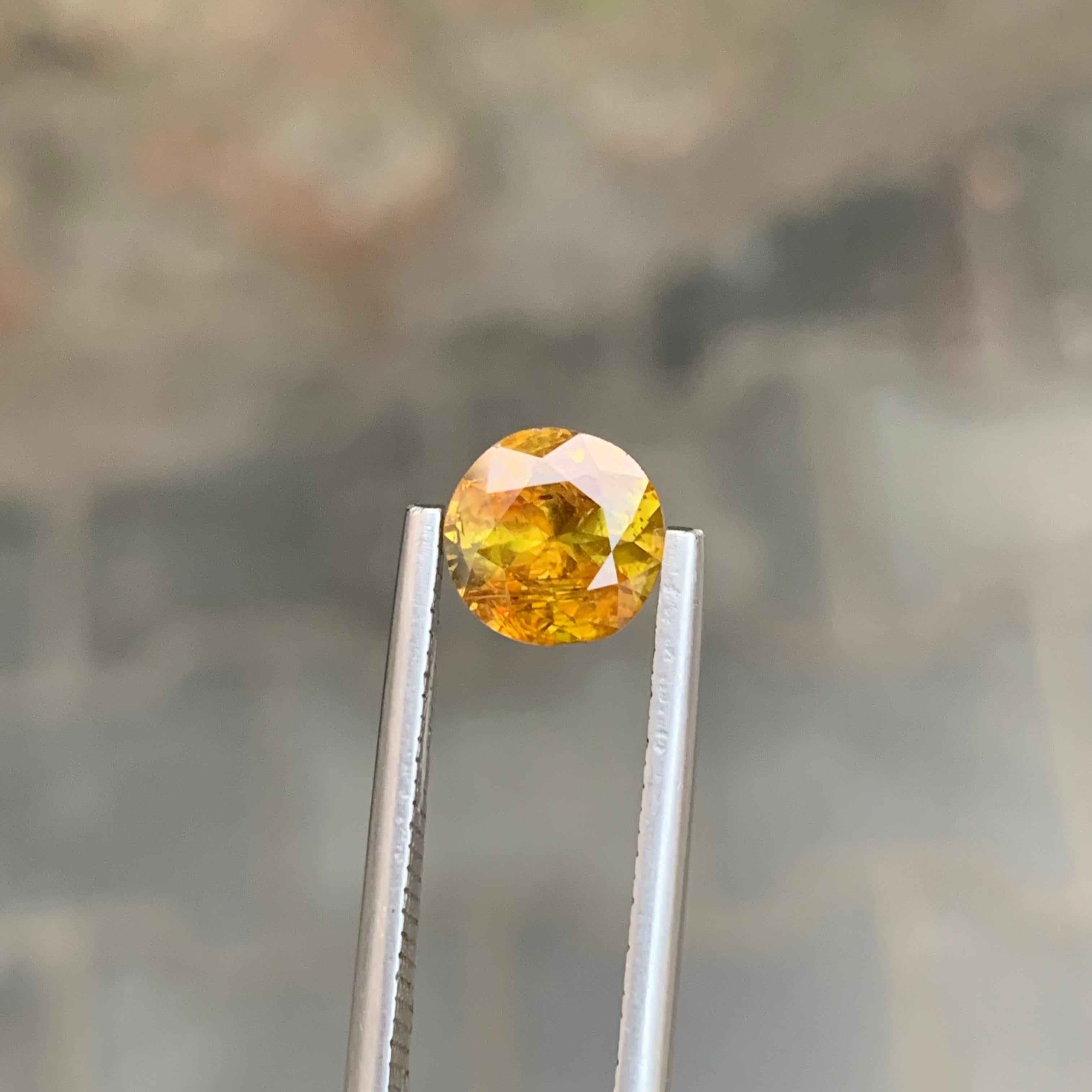1,95 carati di titanite naturale sfusa di forma rotonda dal Pakistan In condizioni Nuovo in vendita a Peshawar, PK
