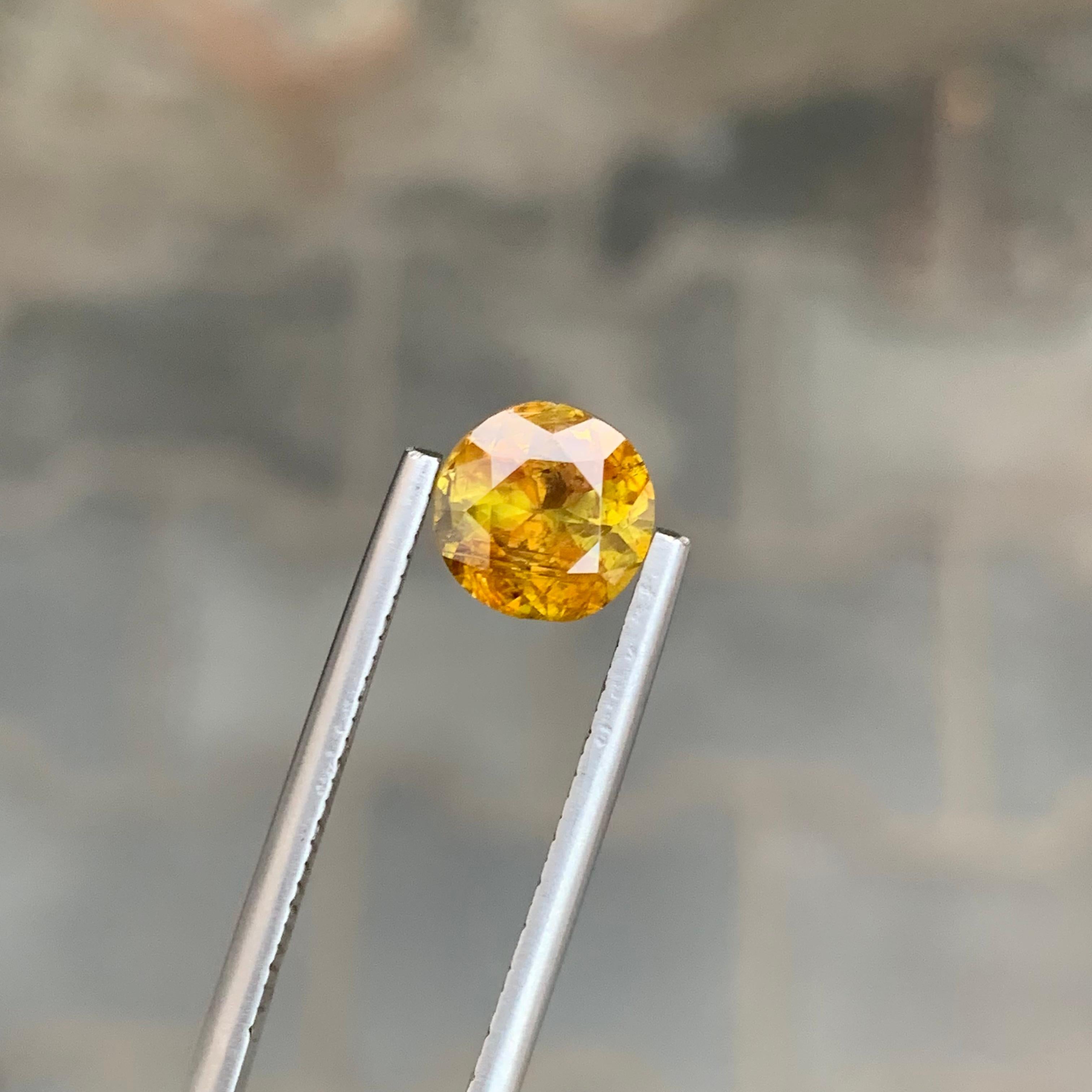 1,95 carati di titanite naturale sfusa di forma rotonda dal Pakistan in vendita 2