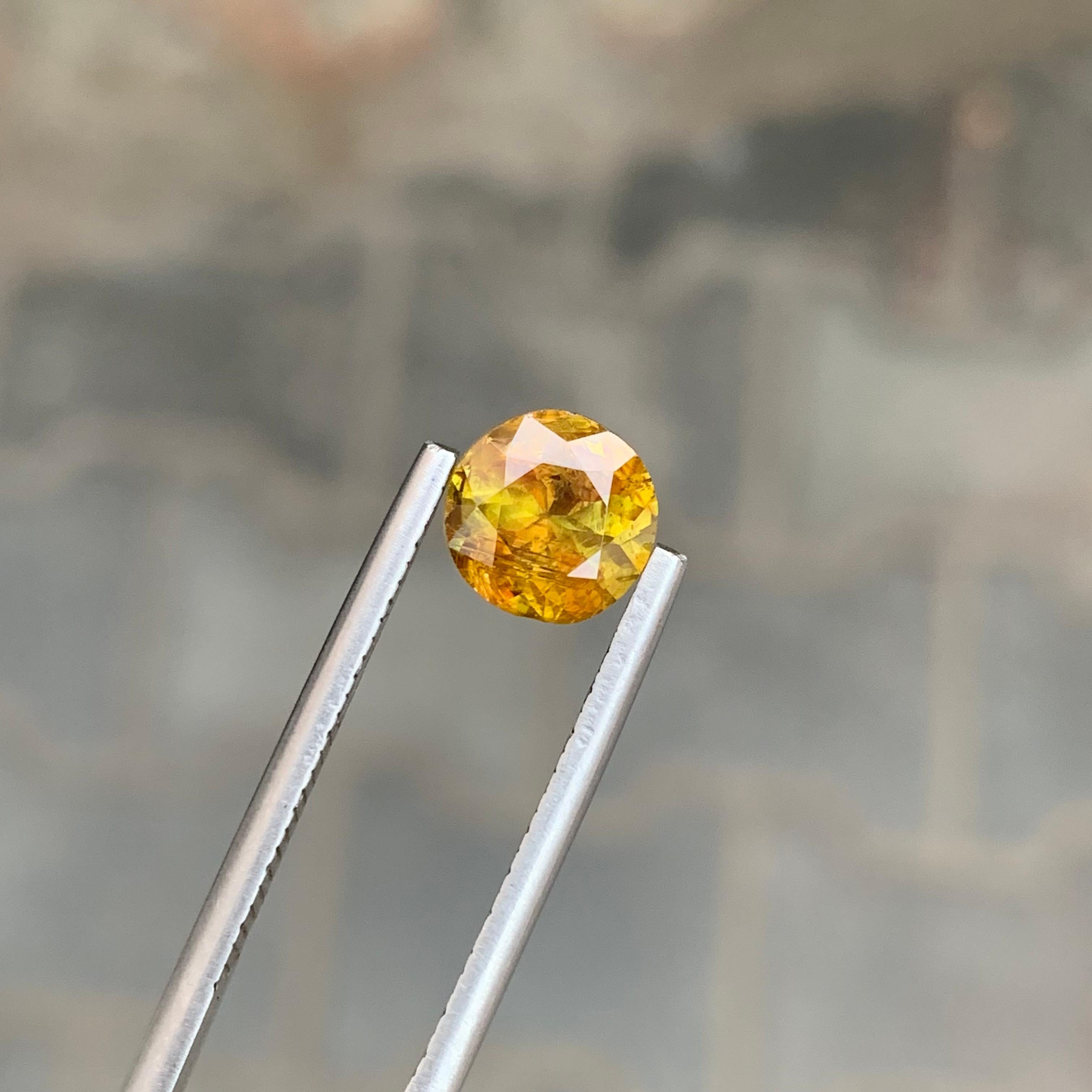1,95 carati di titanite naturale sfusa di forma rotonda dal Pakistan in vendita 3