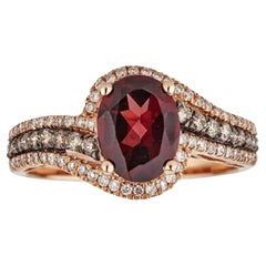 Anillo de oro rosa de 10 quilates con rodolita talla oval de 1,95 quilates y detalles de diamantes