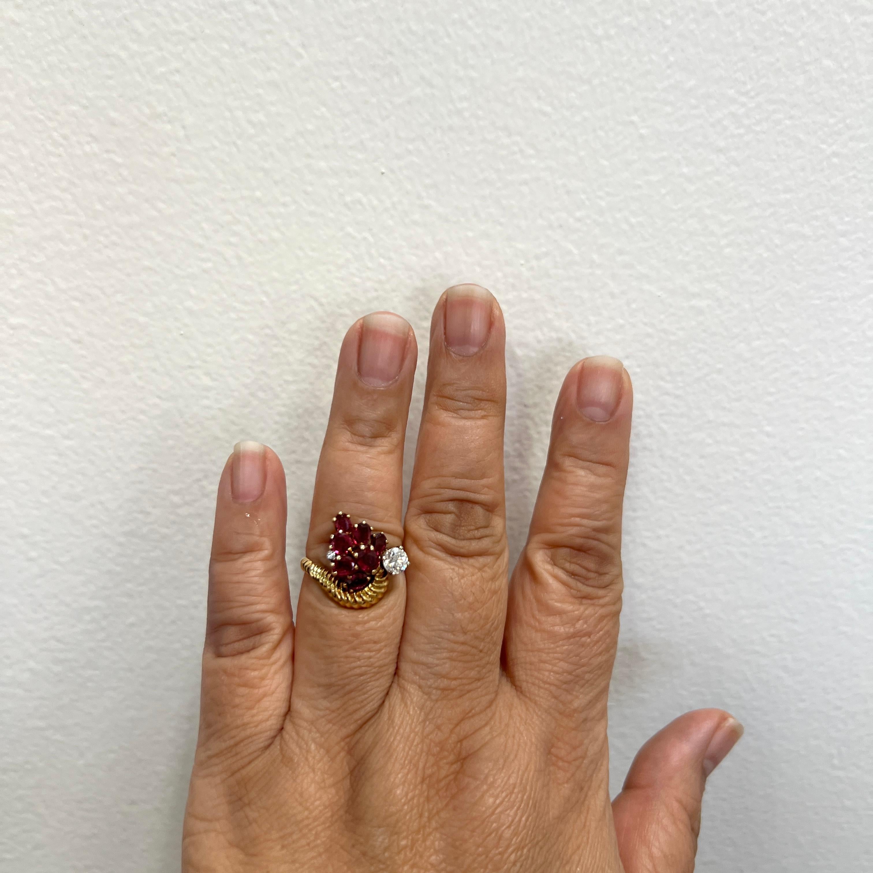 Bellissimi ovali di rubino da 1,95 ct. con diamanti bianchi rotondi di buona qualità in questo anello a grappolo.  Realizzato a mano in oro giallo 14 carati.  Anello misura 7,5.