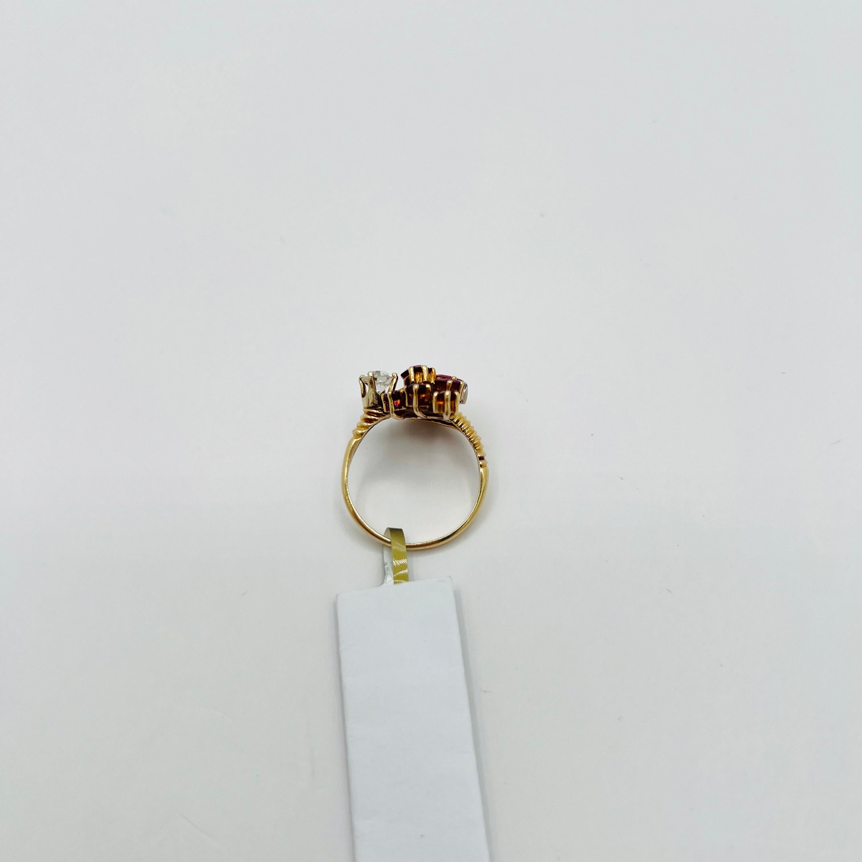 Taglio rotondo Anello con rubino ovale e diamante rotondo da 1,95 carati in oro giallo 14K in vendita
