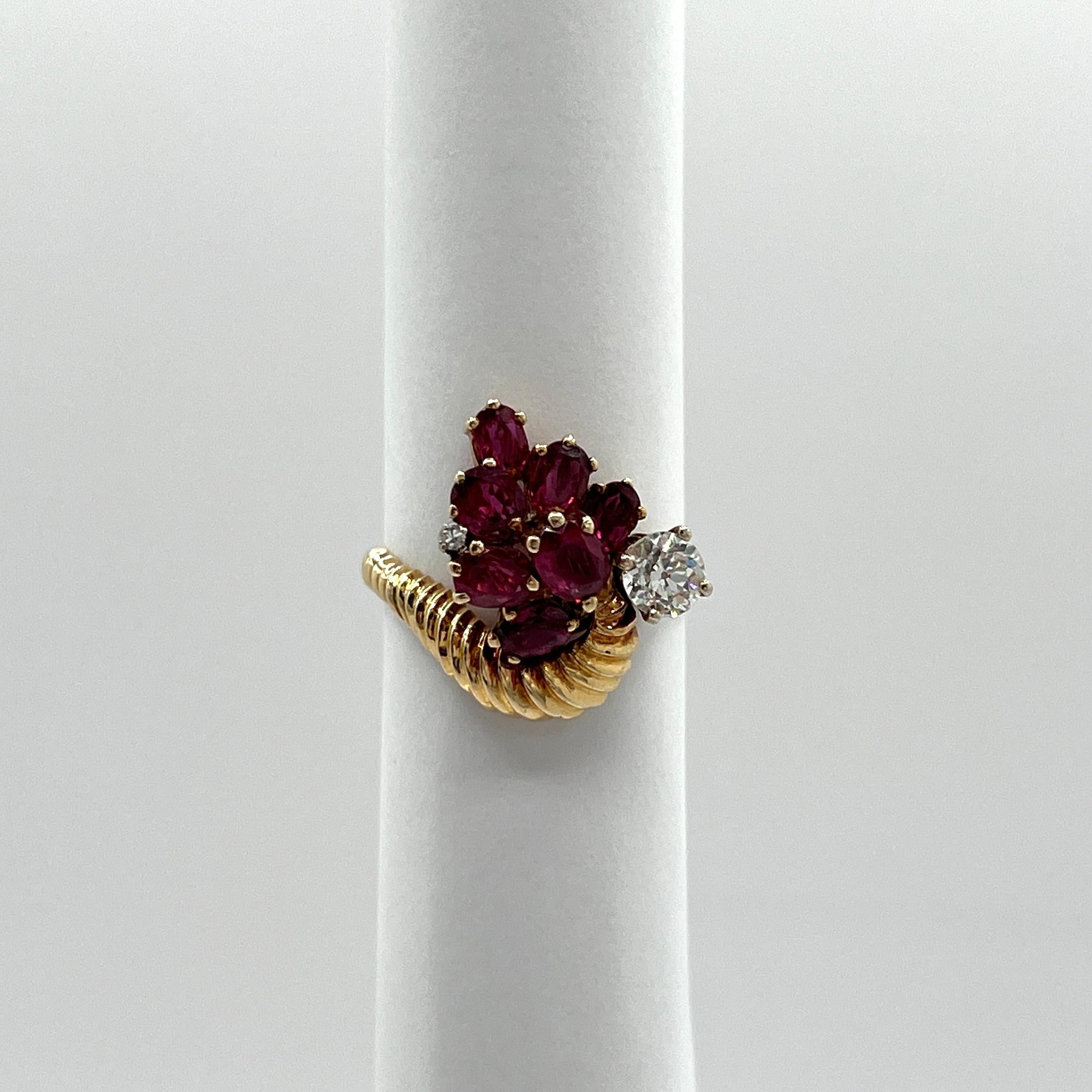 Anello con rubino ovale e diamante rotondo da 1,95 carati in oro giallo 14K In condizioni Nuovo in vendita a Los Angeles, CA