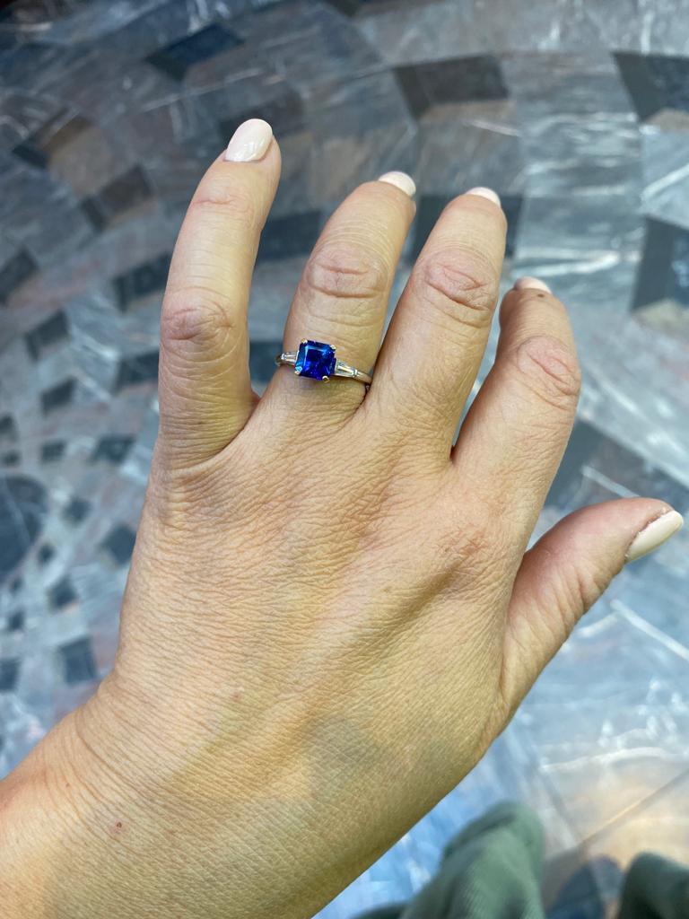 1.95 Carat Sapphire and Diamond Three Stone 18 Karat White Gold Engagement Ring For Sale 1