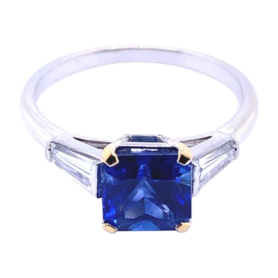 Bague de fiançailles en or blanc 18 carats avec trois pierres en saphir et diamants de 1,95 carat
