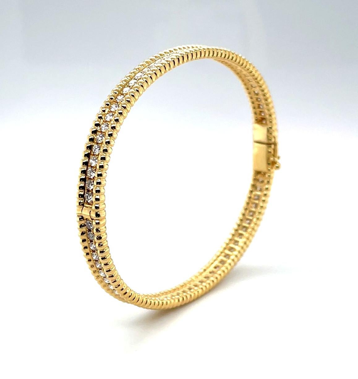 Diamond and 18k Yellow Gold Hinged Bangle Bracelet, 1.95 Carats Total For Sale 1