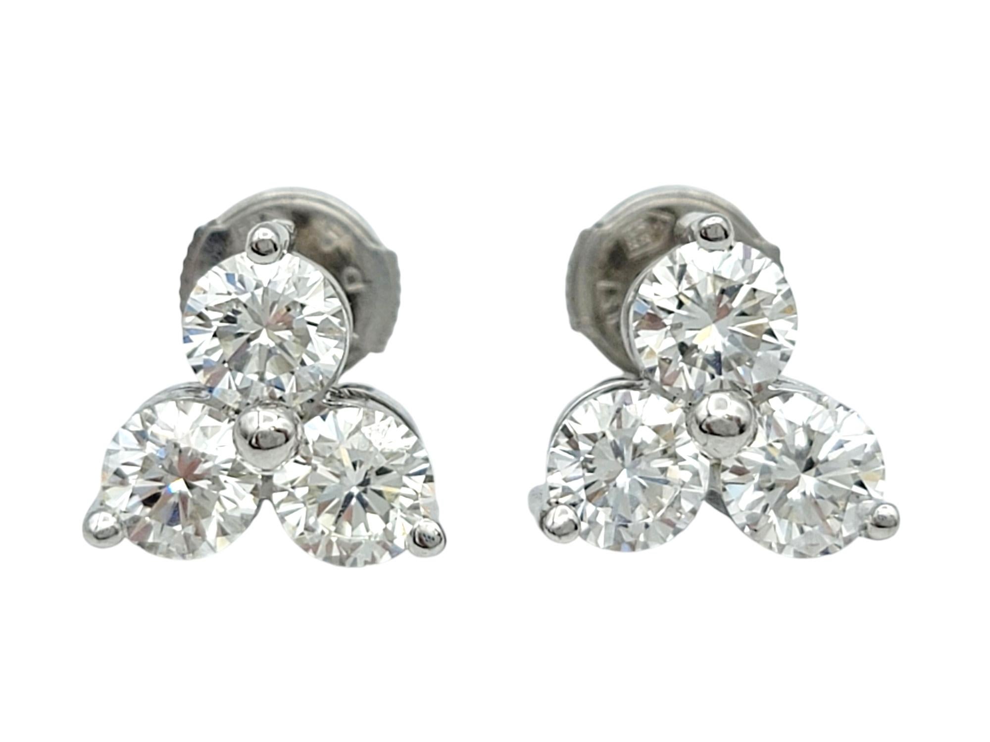 Aggiungi un tocco di eleganza alla tua collezione di gioielli con questi squisiti orecchini a perno a forma di Trio di diamanti, delicatamente realizzati in oro bianco da 14 carati. Ogni orecchino presenta tre splendidi diamanti, sapientemente