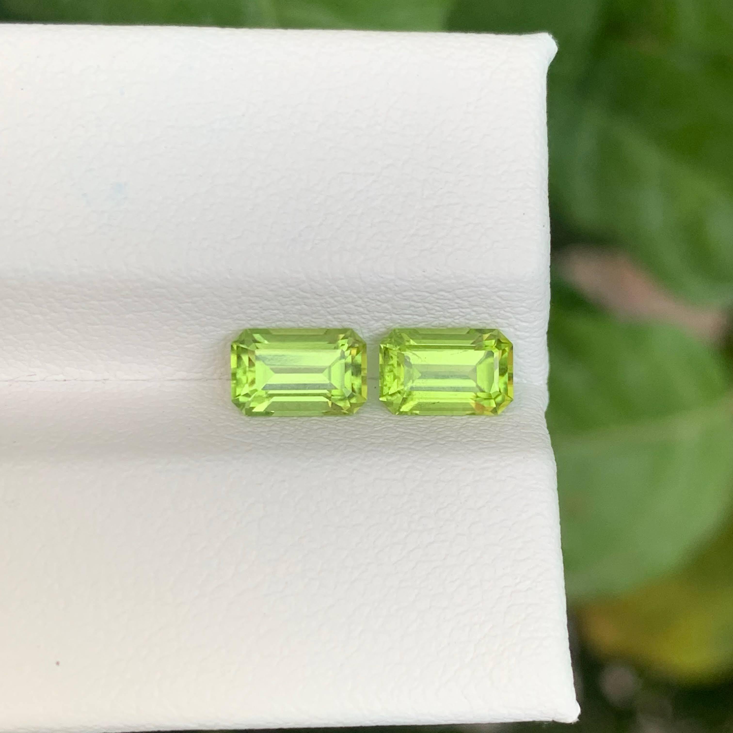 1,95 Karat Hellgrüner Peridot Paar Smaragdschliff Natürlicher Pakistanischer Edelstein (Moderne) im Angebot