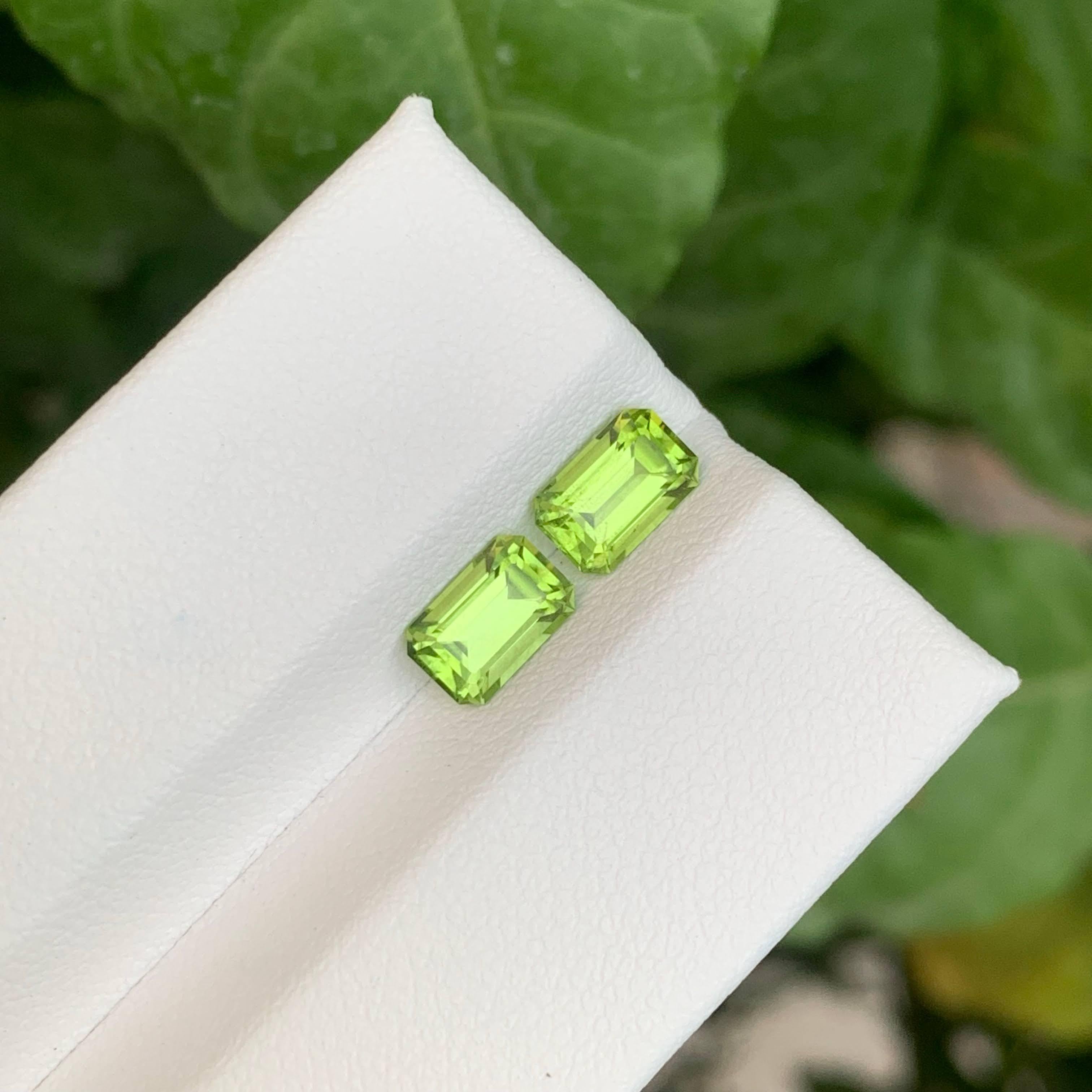 1,95 Karat Hellgrüner Peridot Paar Smaragdschliff Natürlicher Pakistanischer Edelstein für Damen oder Herren im Angebot