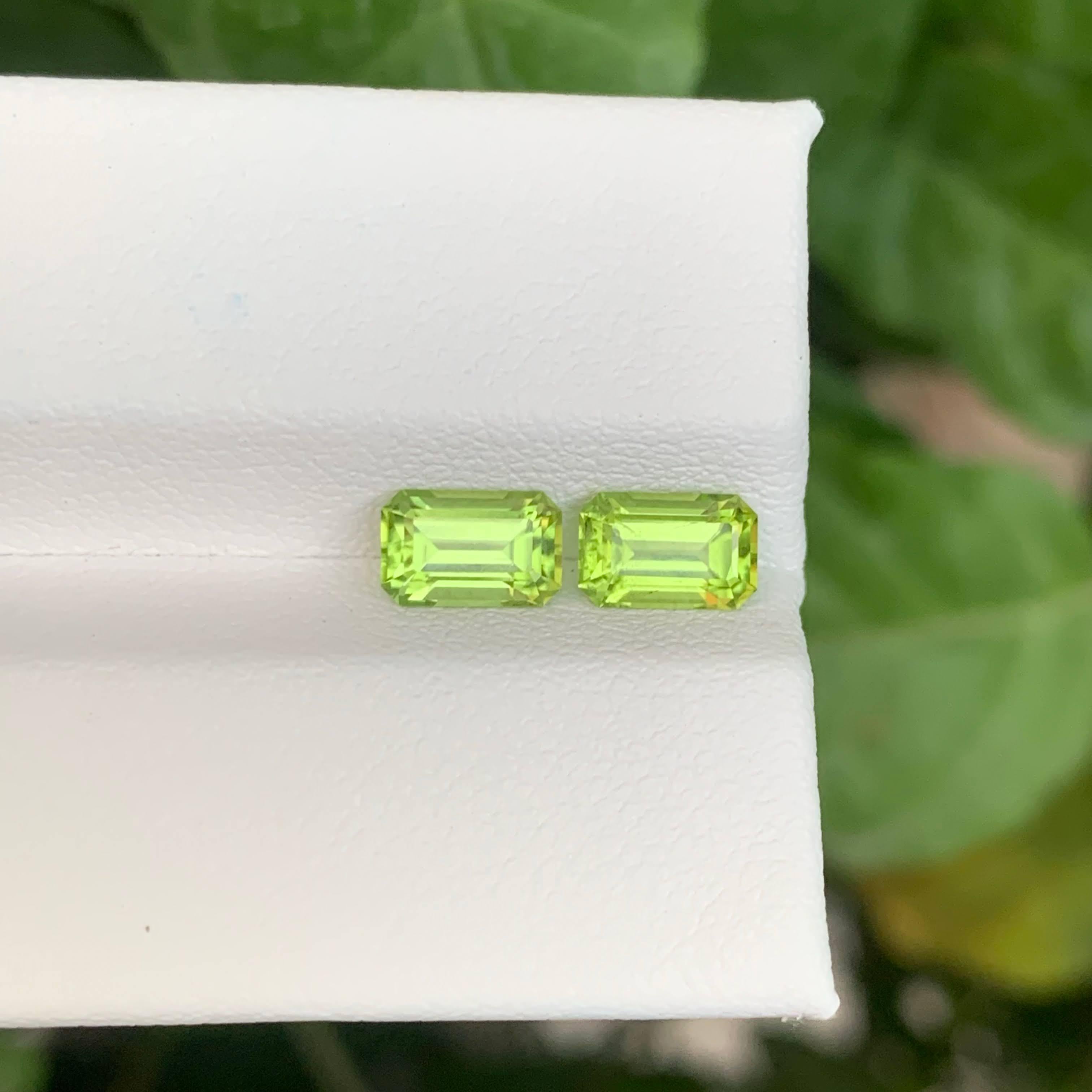 1,95 Karat Hellgrüner Peridot Paar Smaragdschliff Natürlicher Pakistanischer Edelstein im Angebot 1